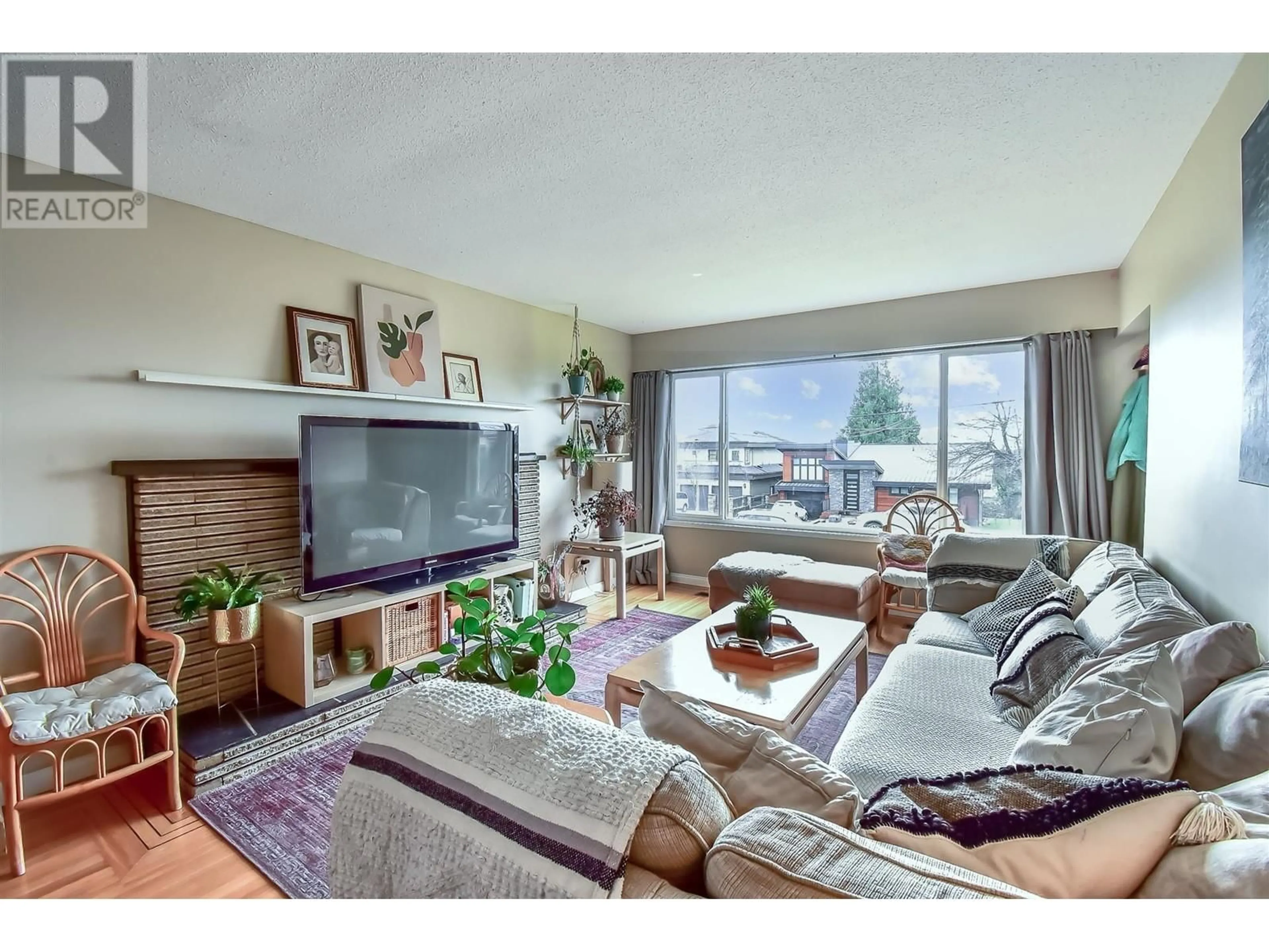 Living room with furniture, unknown for 5477 PORTLAND STREET, Burnaby British Columbia V5J2R5