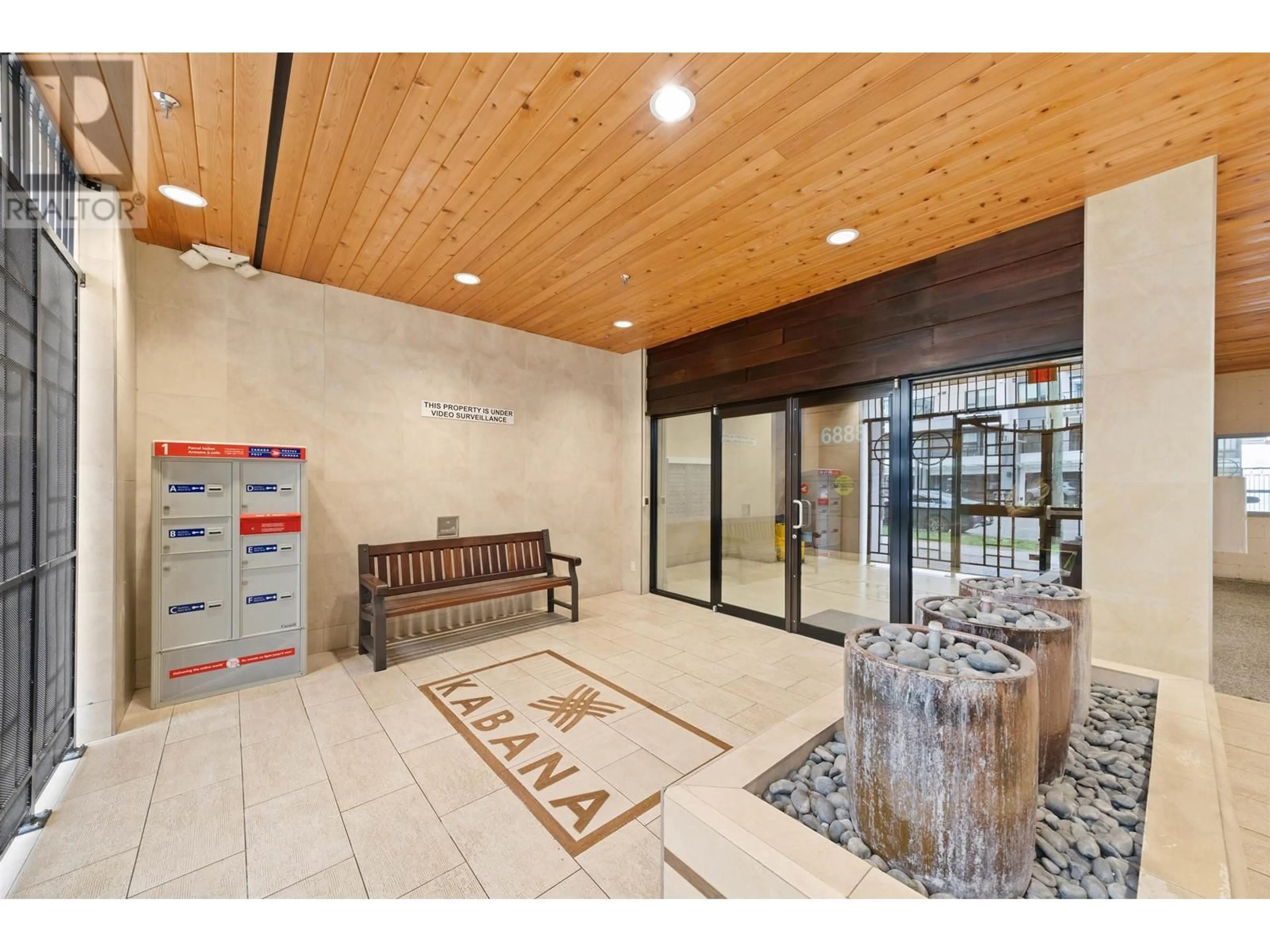 Indoor foyer for 402 - 6888 ROYAL OAK AVENUE, Burnaby British Columbia V5J4J2