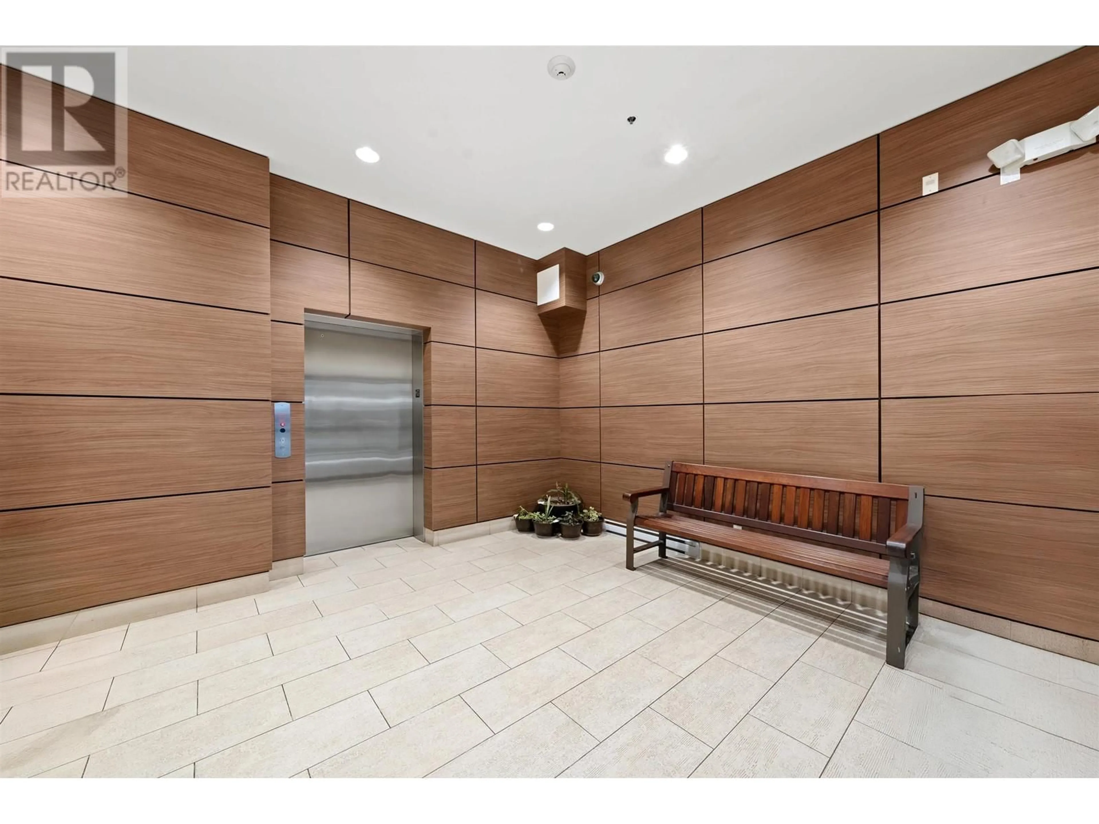 Indoor foyer for 402 - 6888 ROYAL OAK AVENUE, Burnaby British Columbia V5J4J2