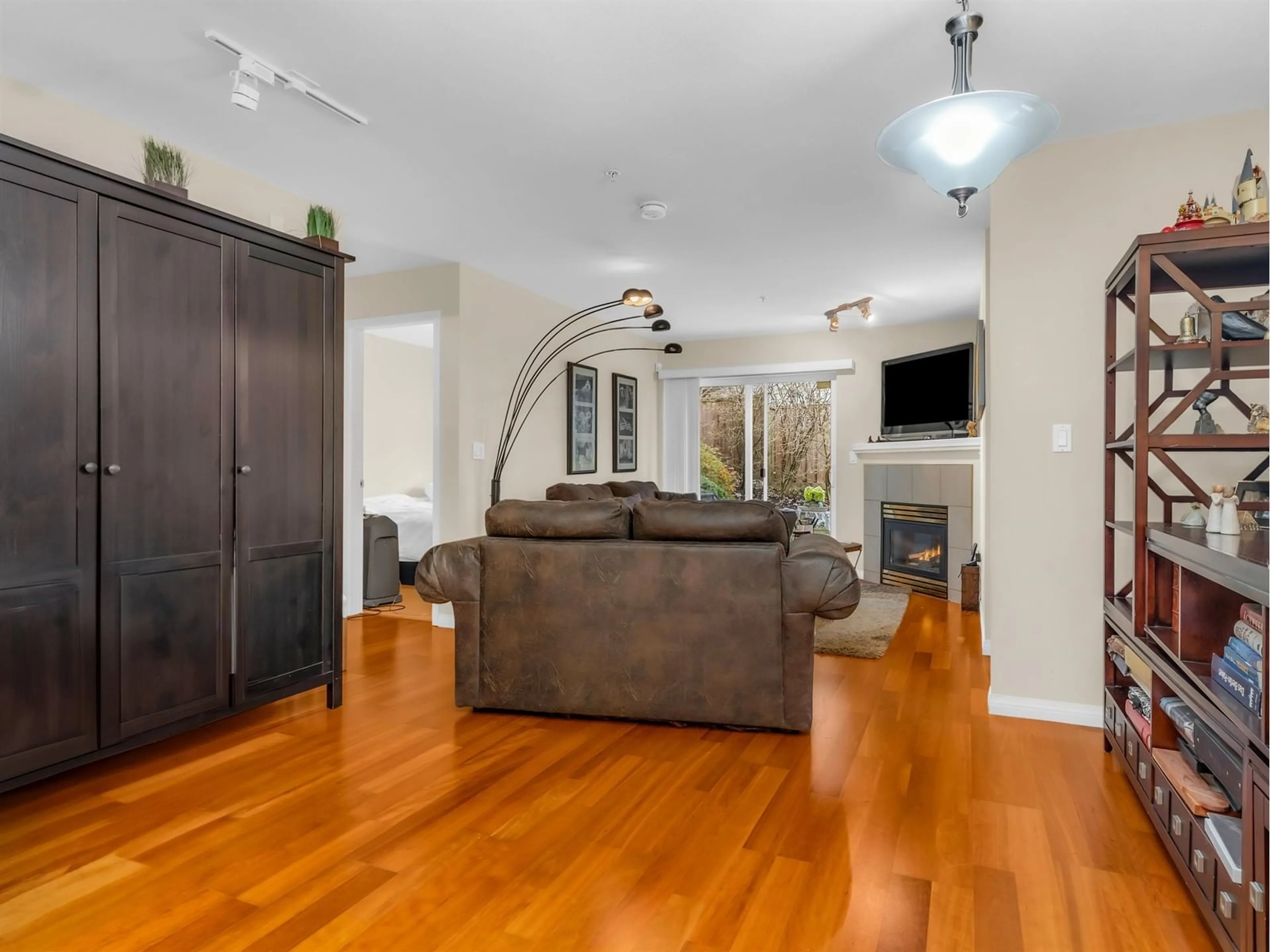 Living room with furniture, wood/laminate floor for 104 - 1280 MERKLIN, White Rock British Columbia V4B4B9
