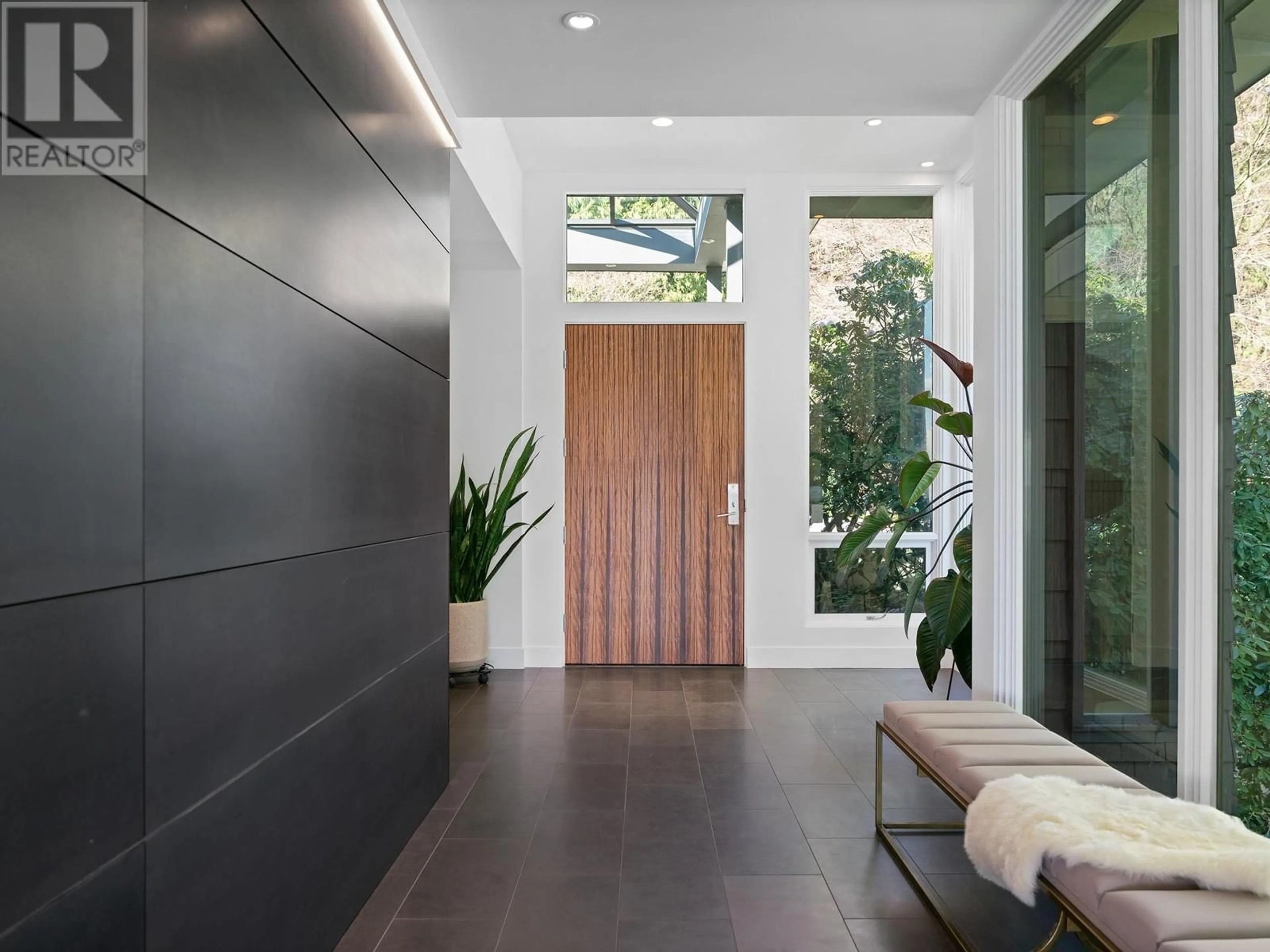 Indoor entryway for 3460 ROCKVIEW PLACE, West Vancouver British Columbia V7V3H3