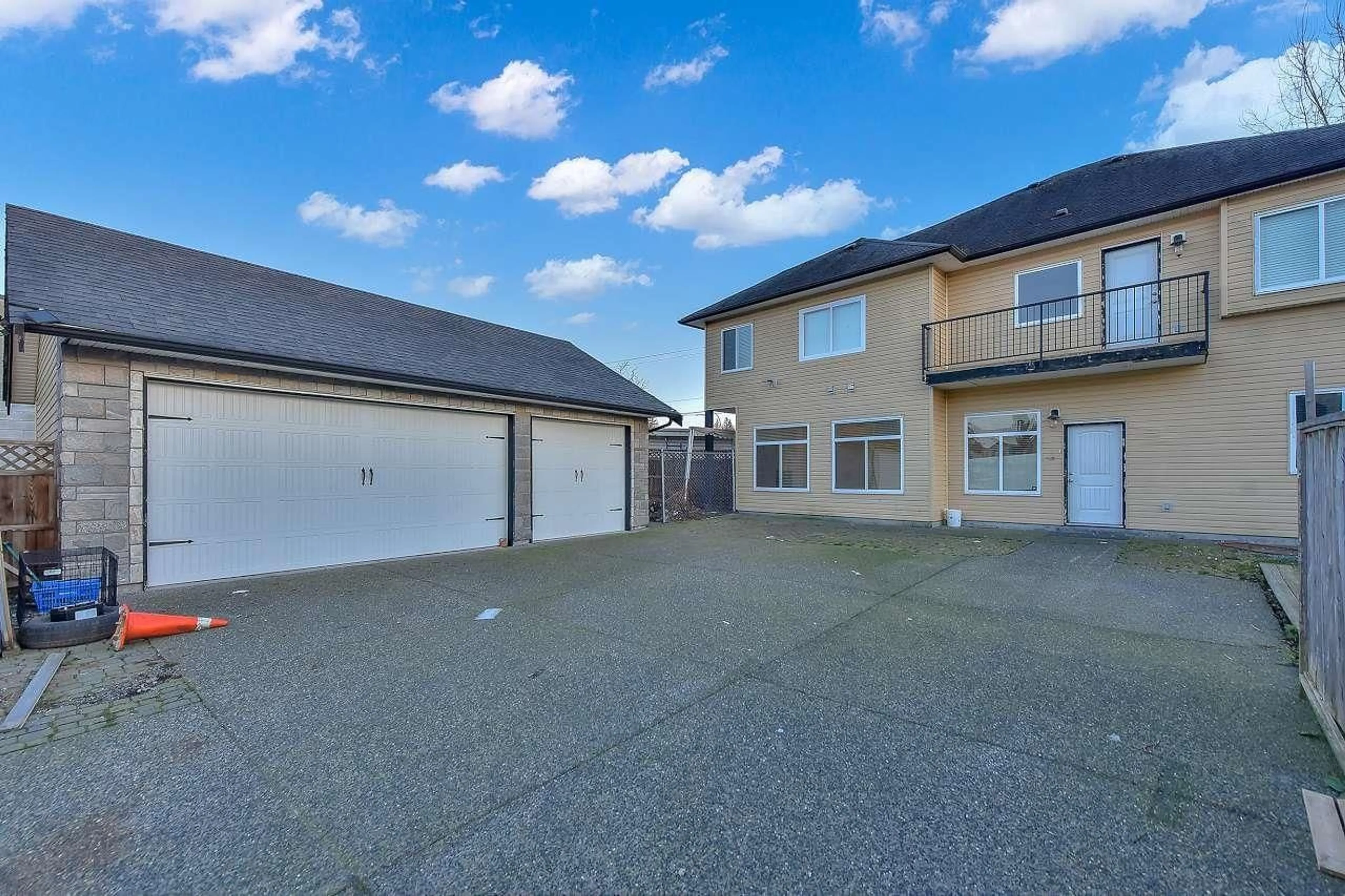 A pic from outside/outdoor area/front of a property/back of a property/a pic from drone, street for 27969 FRASER, Abbotsford British Columbia V4X0A7