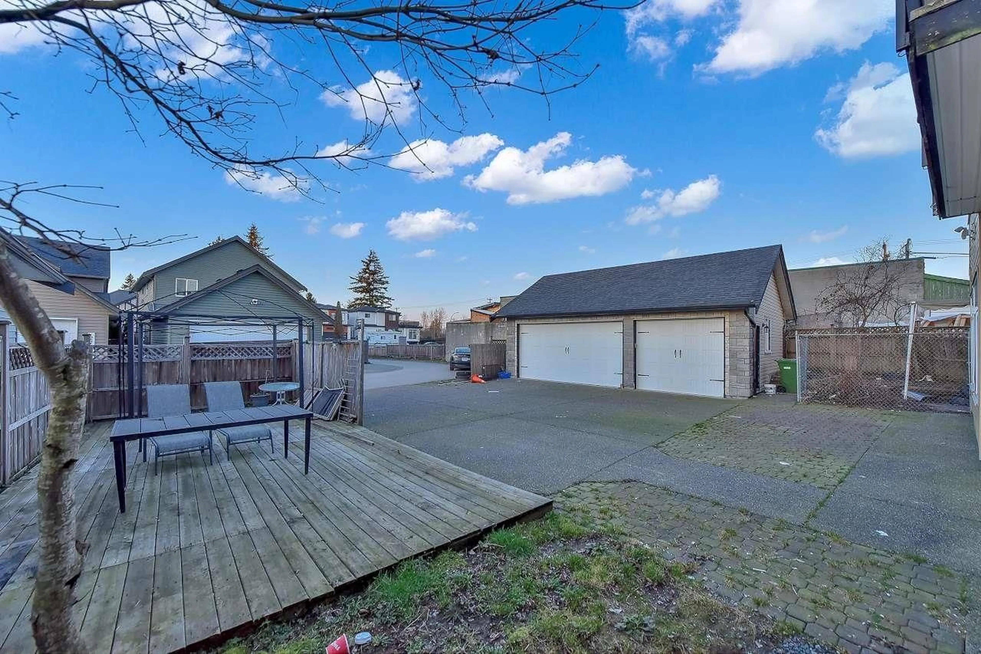 A pic from outside/outdoor area/front of a property/back of a property/a pic from drone, street for 27969 FRASER, Abbotsford British Columbia V4X0A7