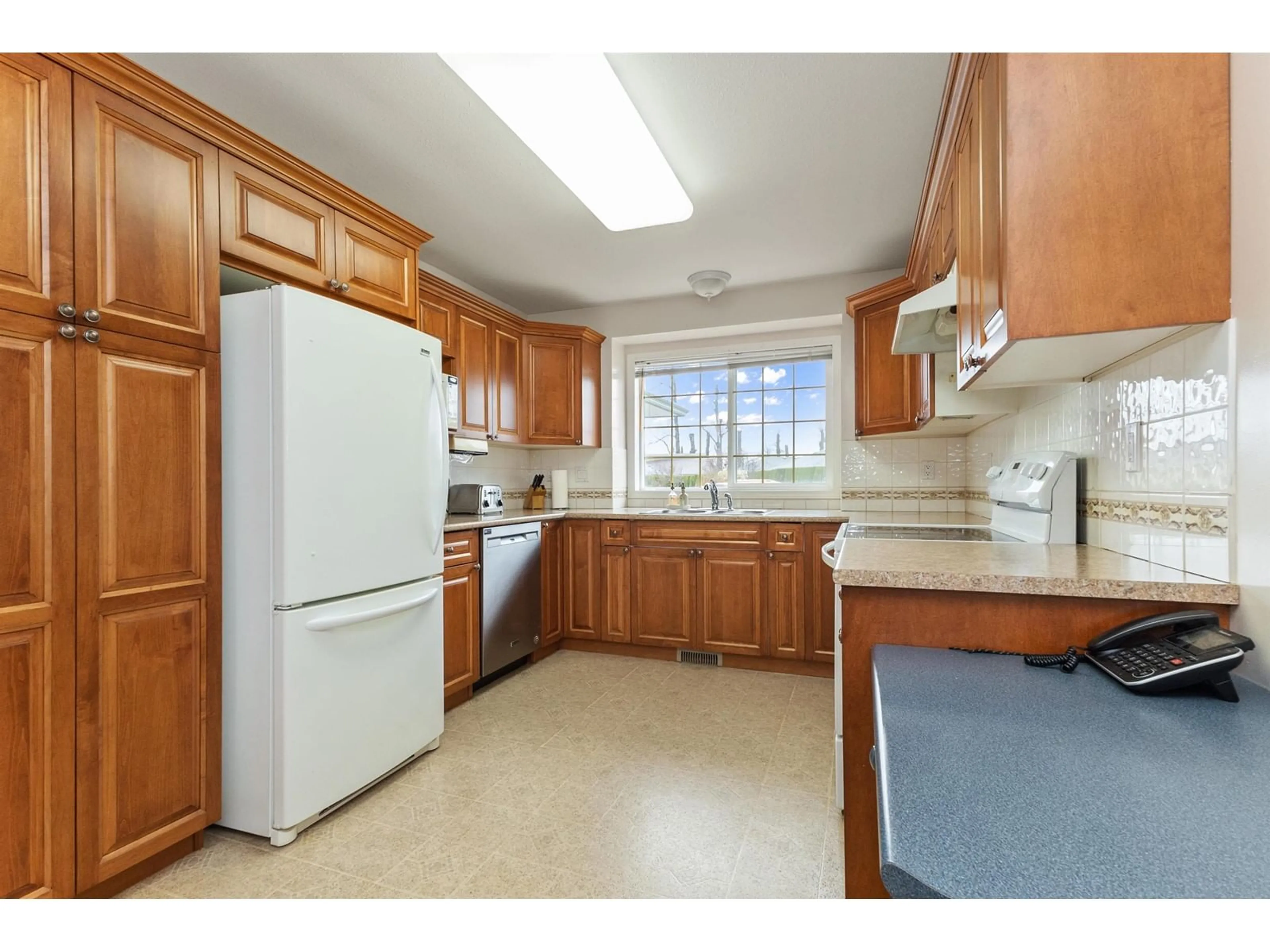 Standard kitchen, ceramic/tile floor for 19 - 7600 CHILLIWACK RIVER ROAD, Chilliwack British Columbia V2R3Z6
