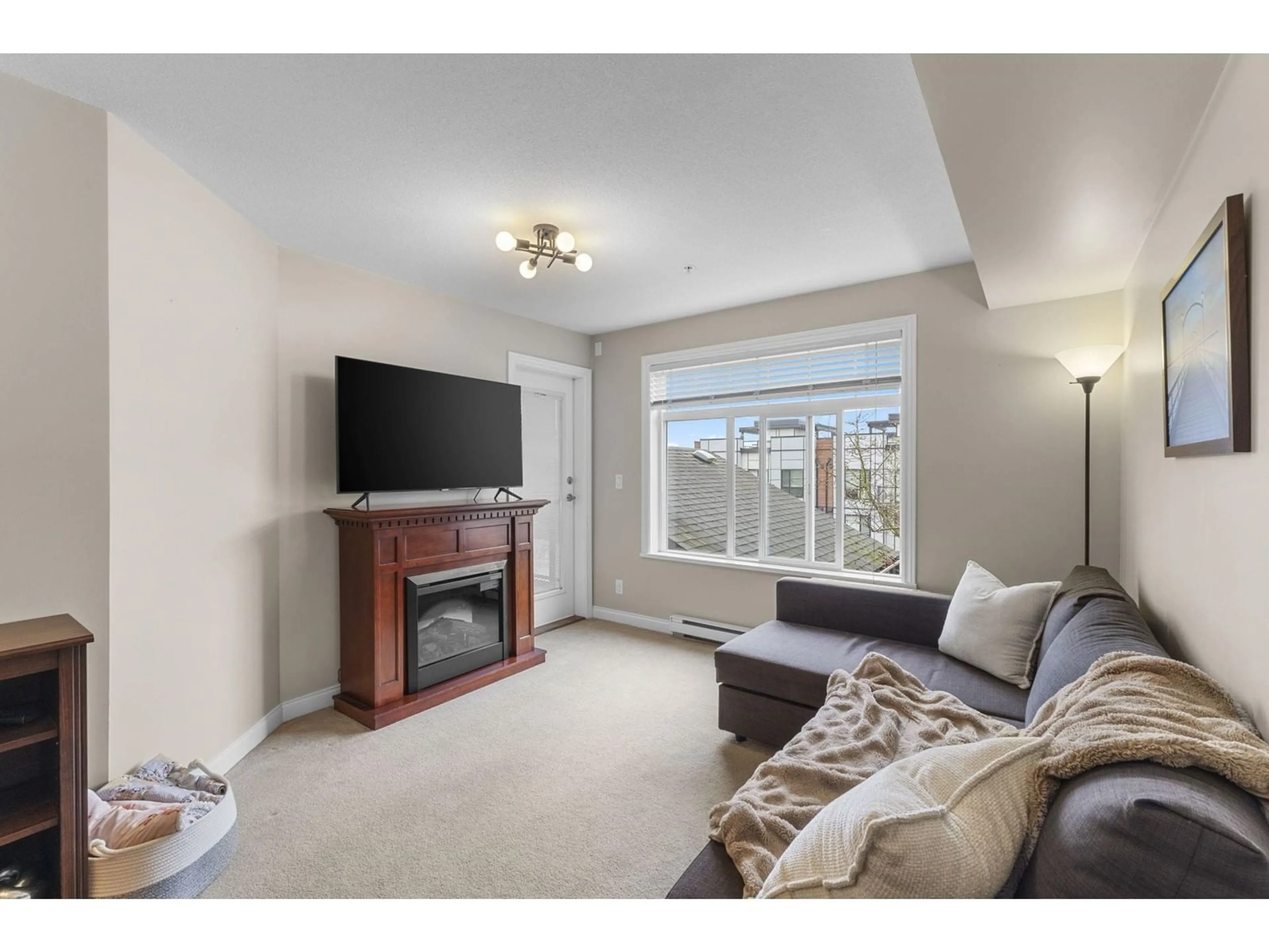 Living room with furniture, unknown for 320 - 5516 198, Langley British Columbia V3A0A6