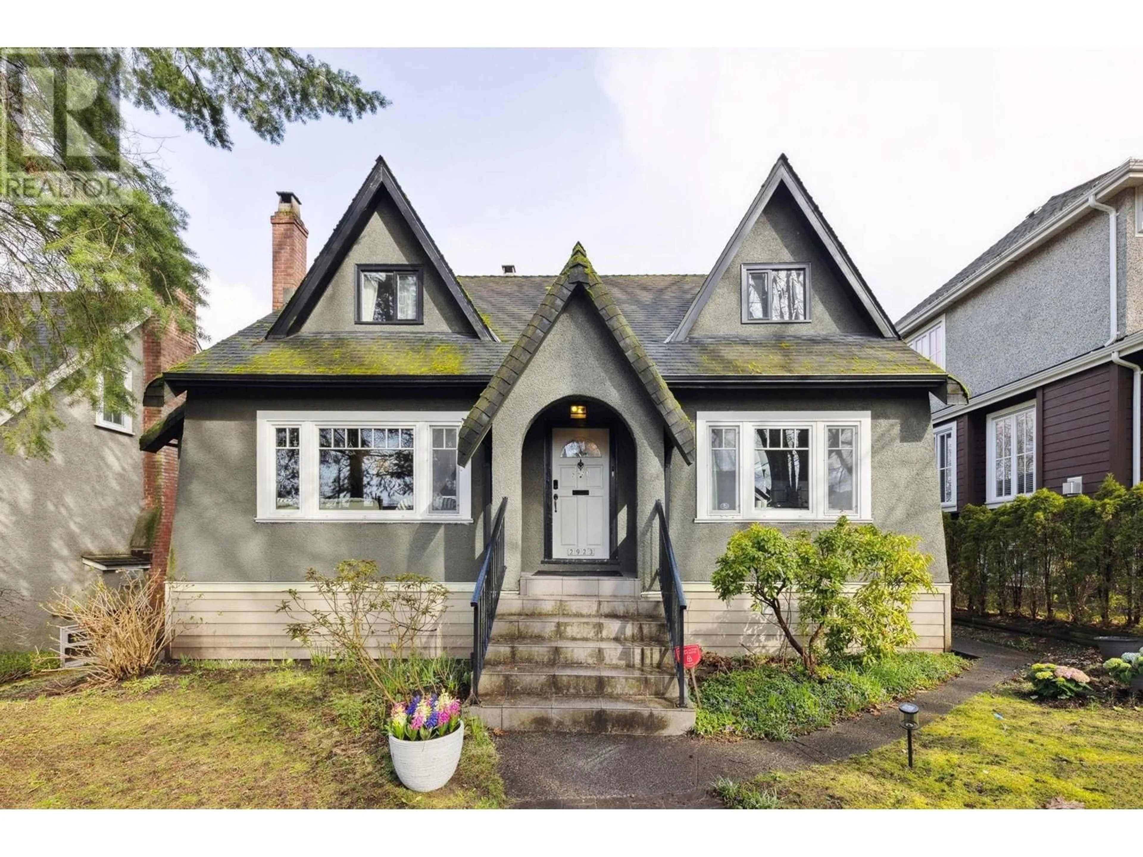 Home with vinyl exterior material, street for 2923 32ND AVENUE, Vancouver British Columbia V6L2B8