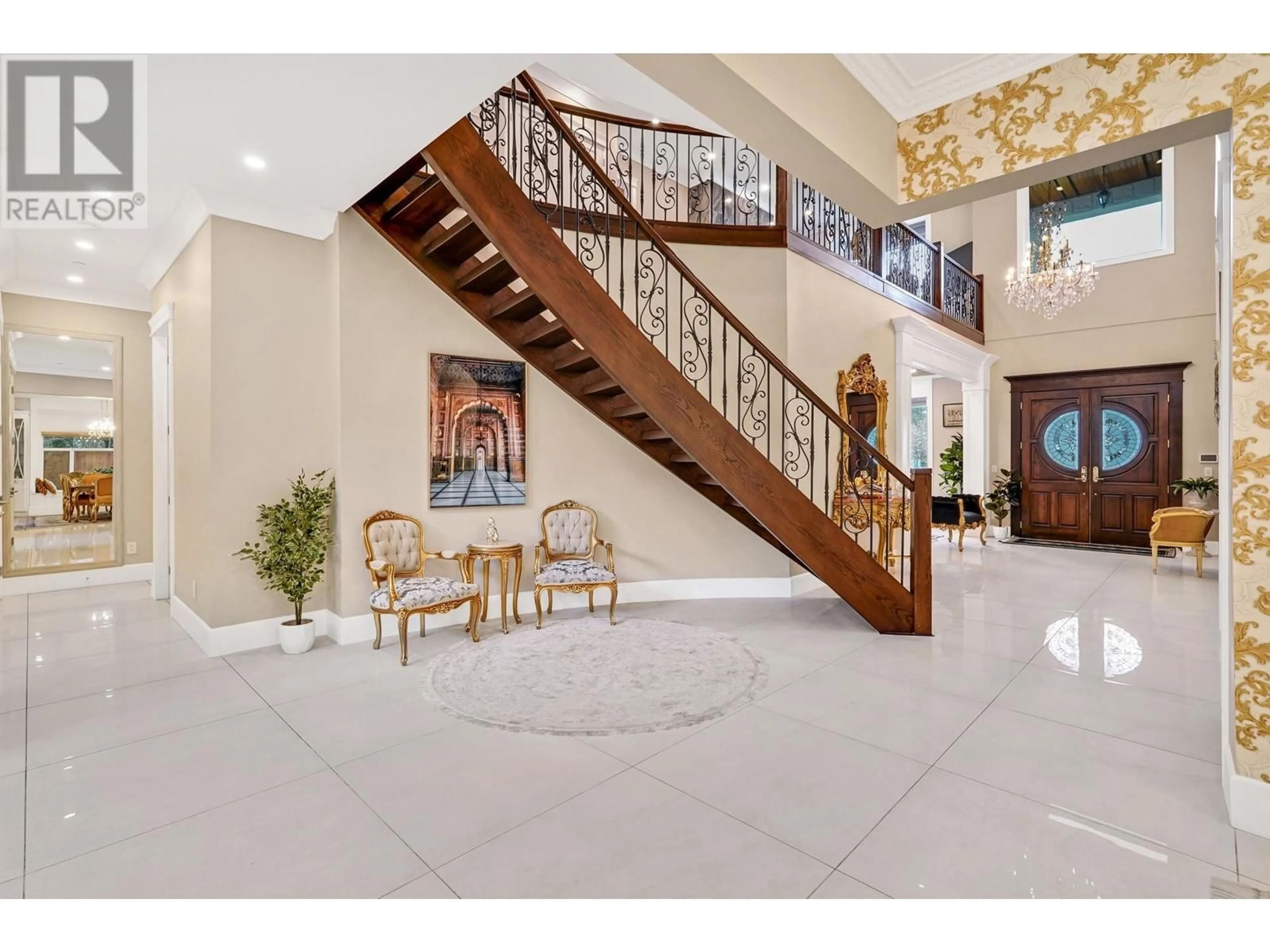 Indoor foyer for 20772 RIVER ROAD, Maple Ridge British Columbia V2X1Z7
