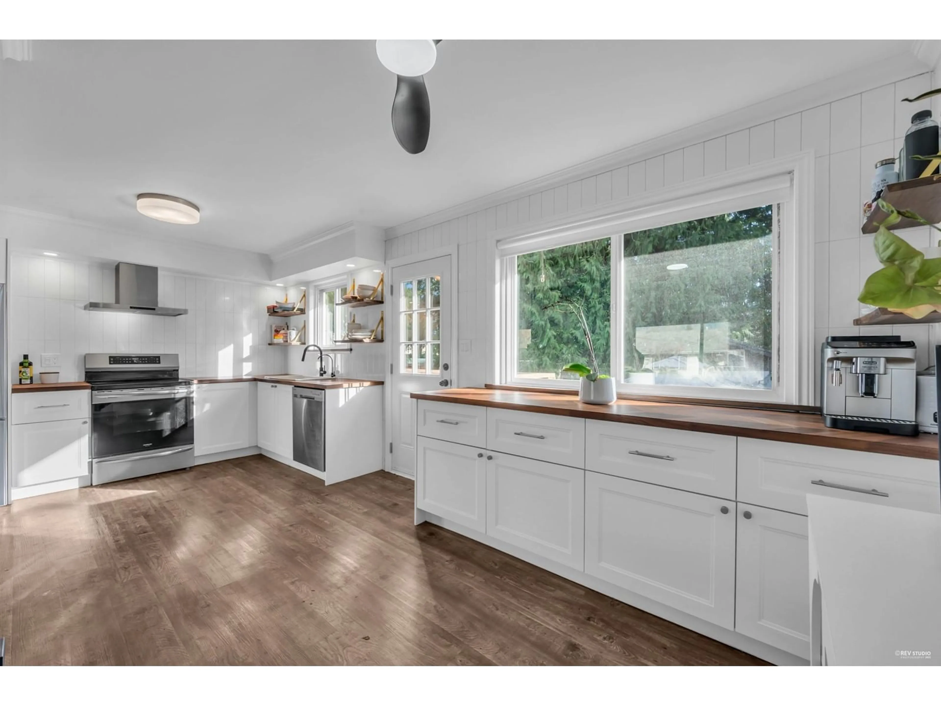 Open concept kitchen, wood/laminate floor for 9314 JACKSON STREET, Chilliwack British Columbia V2P3X1