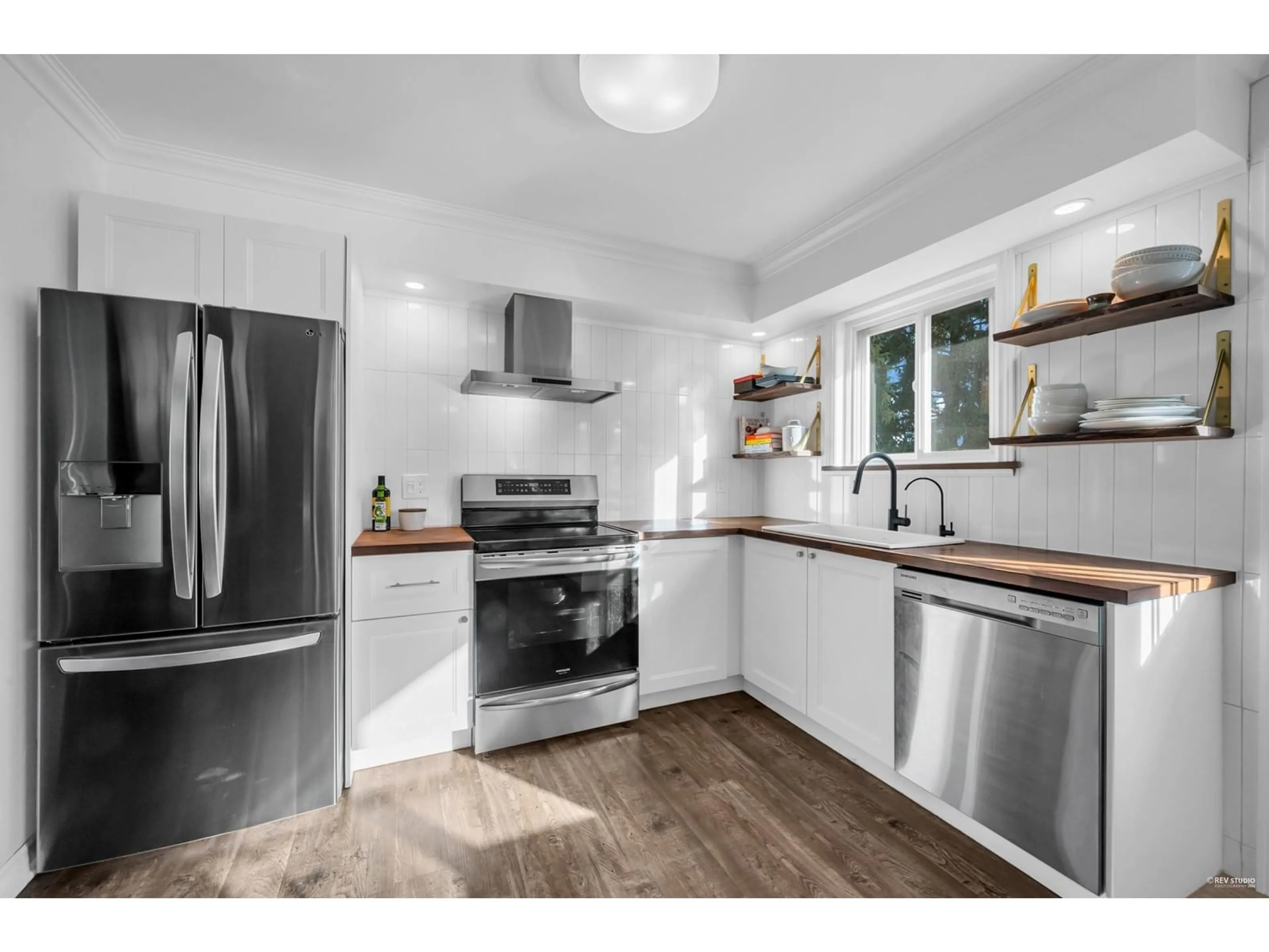 Open concept kitchen, wood/laminate floor for 9314 JACKSON STREET, Chilliwack British Columbia V2P3X1