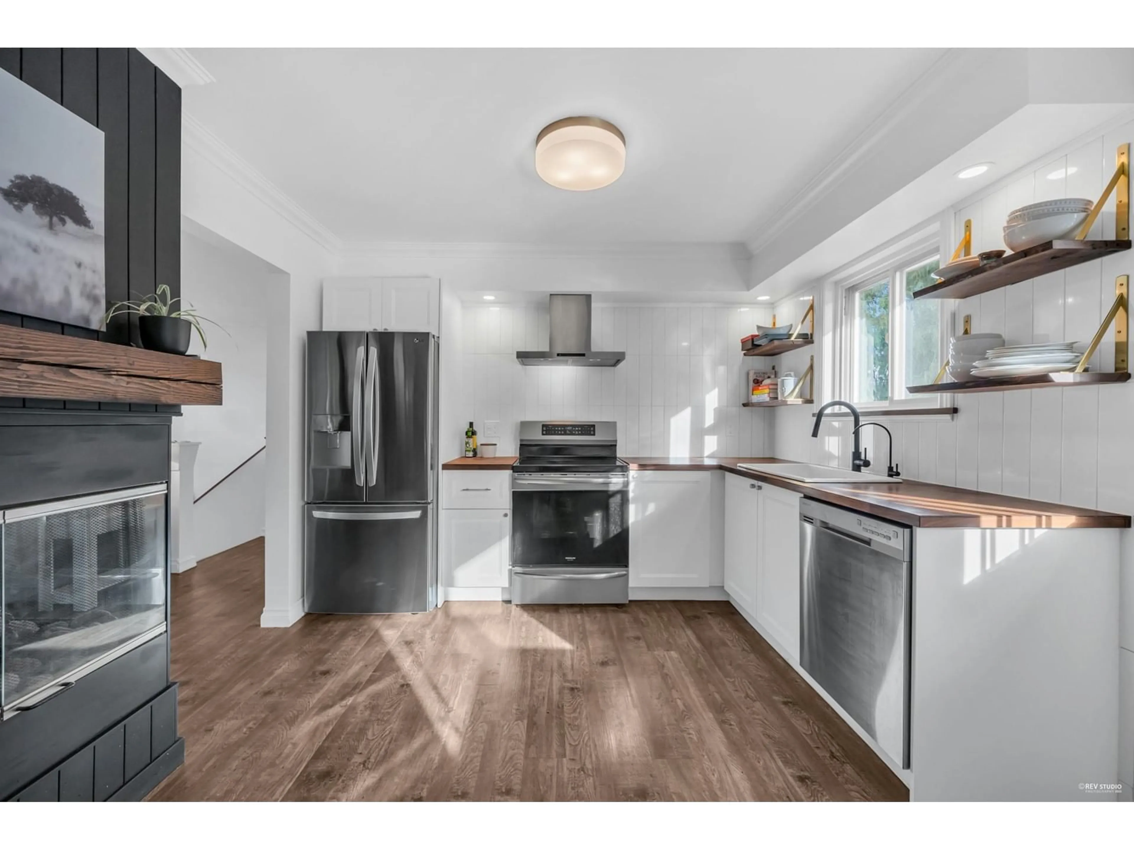 Open concept kitchen, wood/laminate floor for 9314 JACKSON STREET, Chilliwack British Columbia V2P3X1