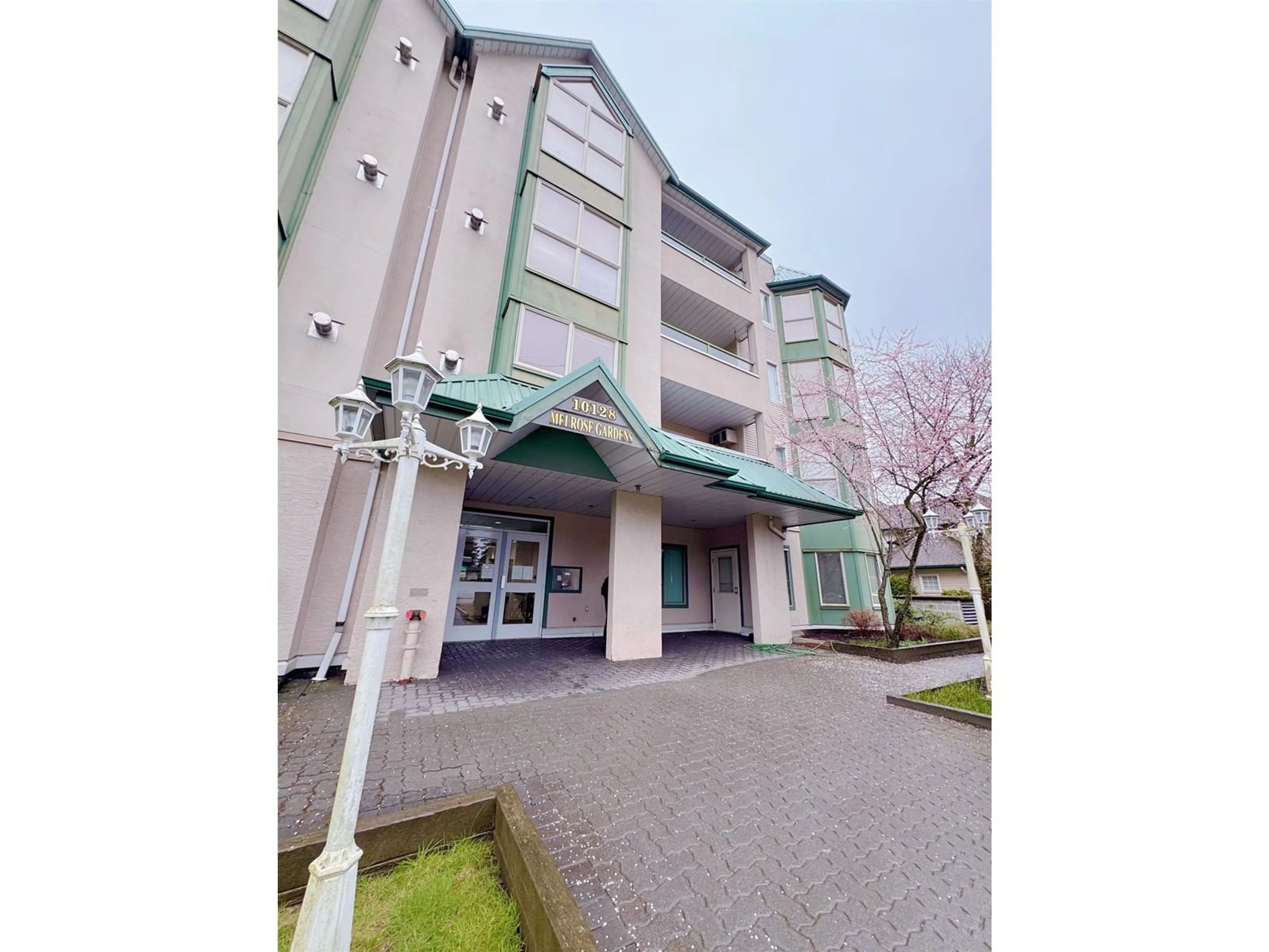 Indoor foyer for 108 - 10128 132, Surrey British Columbia V3T3T5