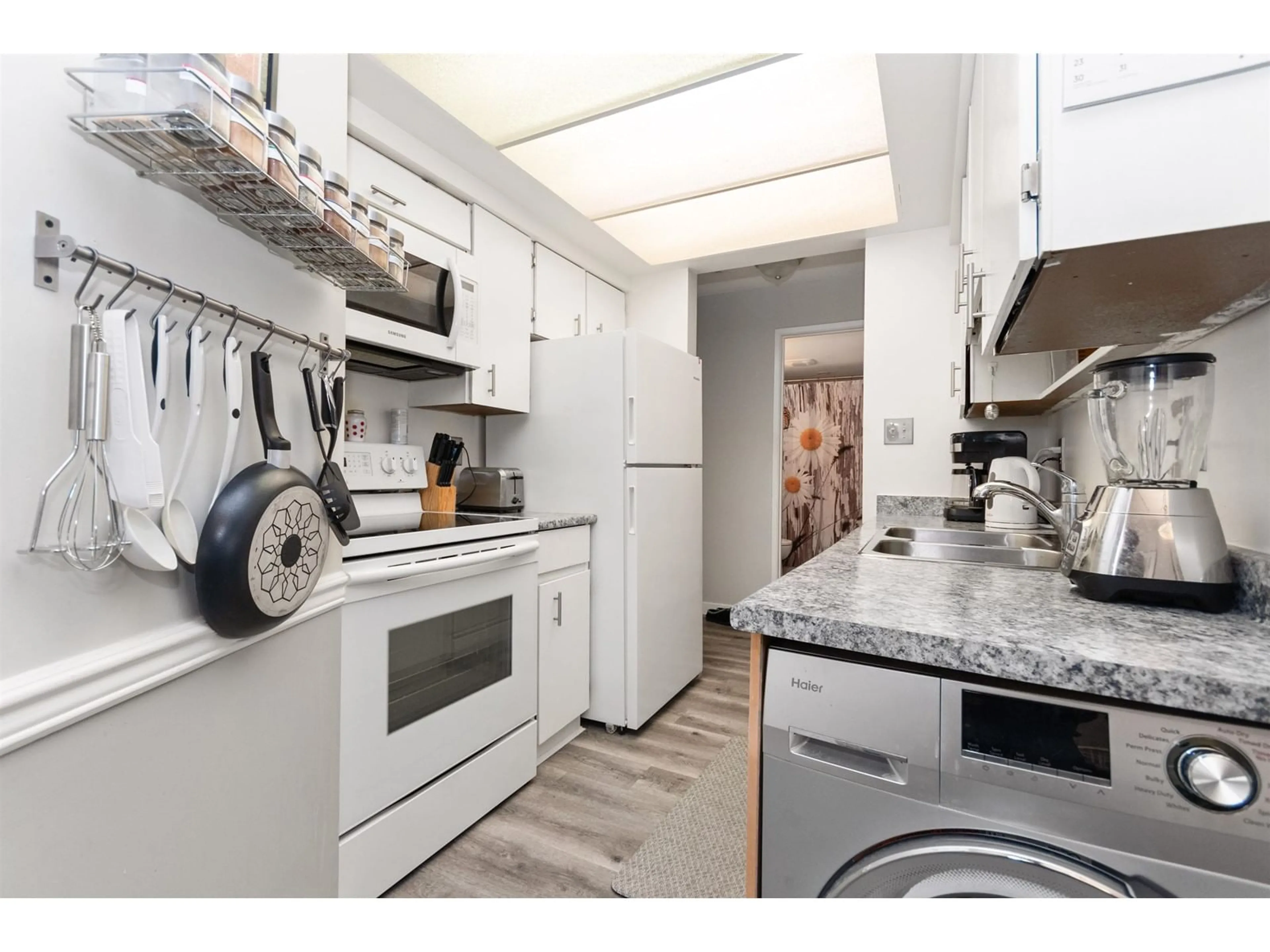 Kitchen with laundary machines, unknown for 217 - 2551 WILLOW, Abbotsford British Columbia V2S5Z9