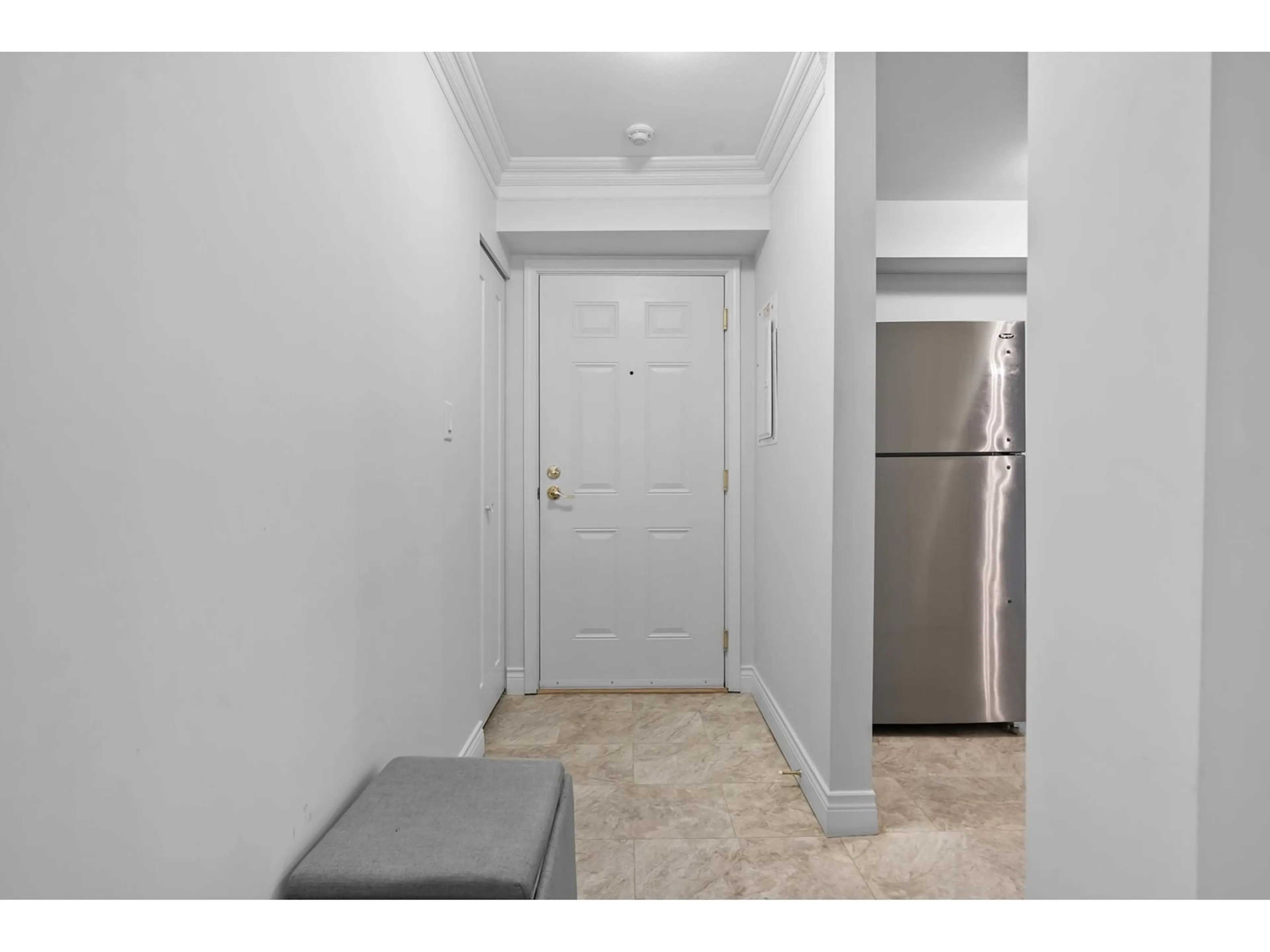 Indoor entryway for 108 - 32669 GEORGE FERGUSON, Abbotsford British Columbia V2T4E4