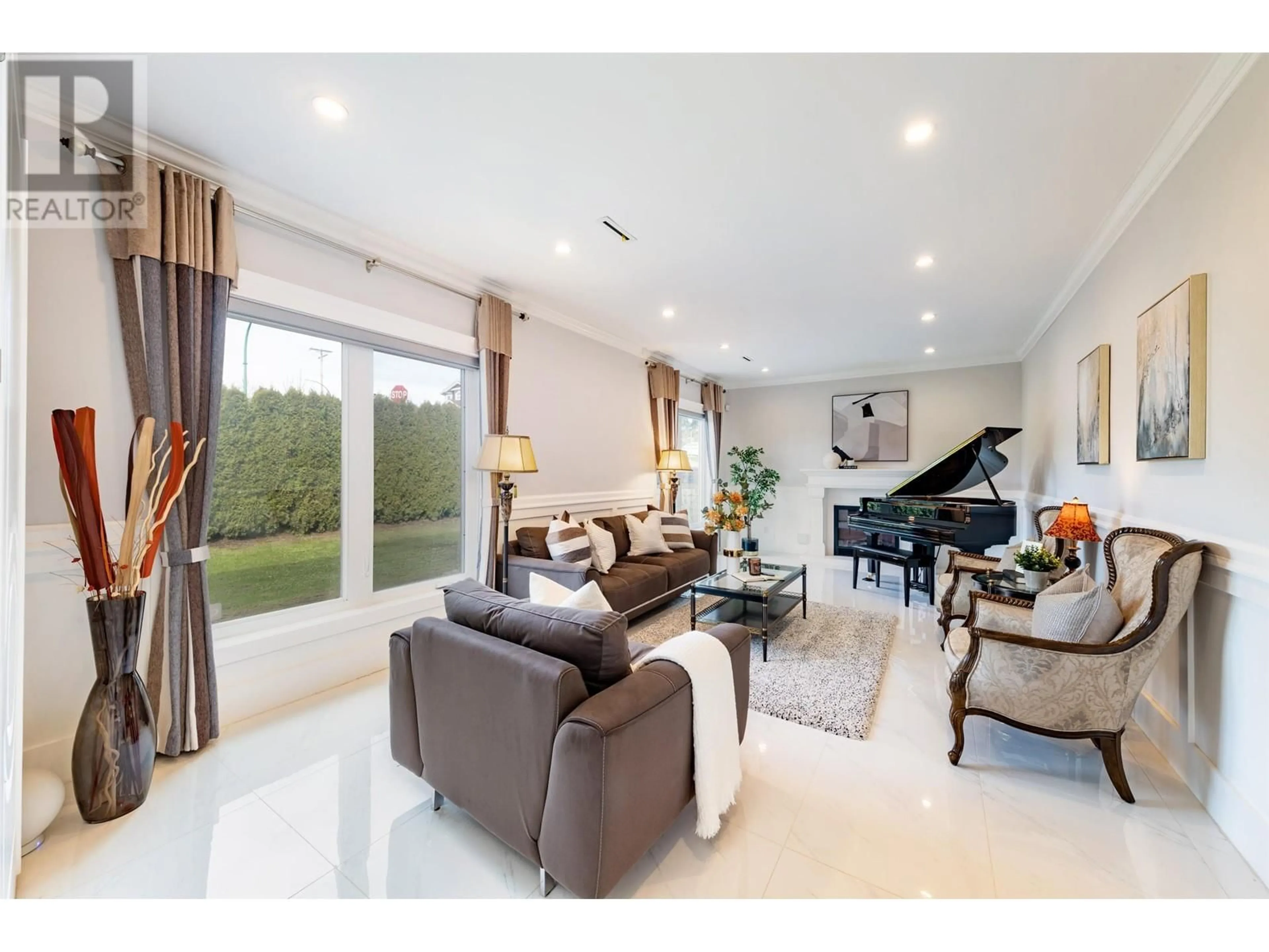 Living room with furniture, ceramic/tile floor for 6280 BUCHANAN STREET, Burnaby British Columbia V5B2S5
