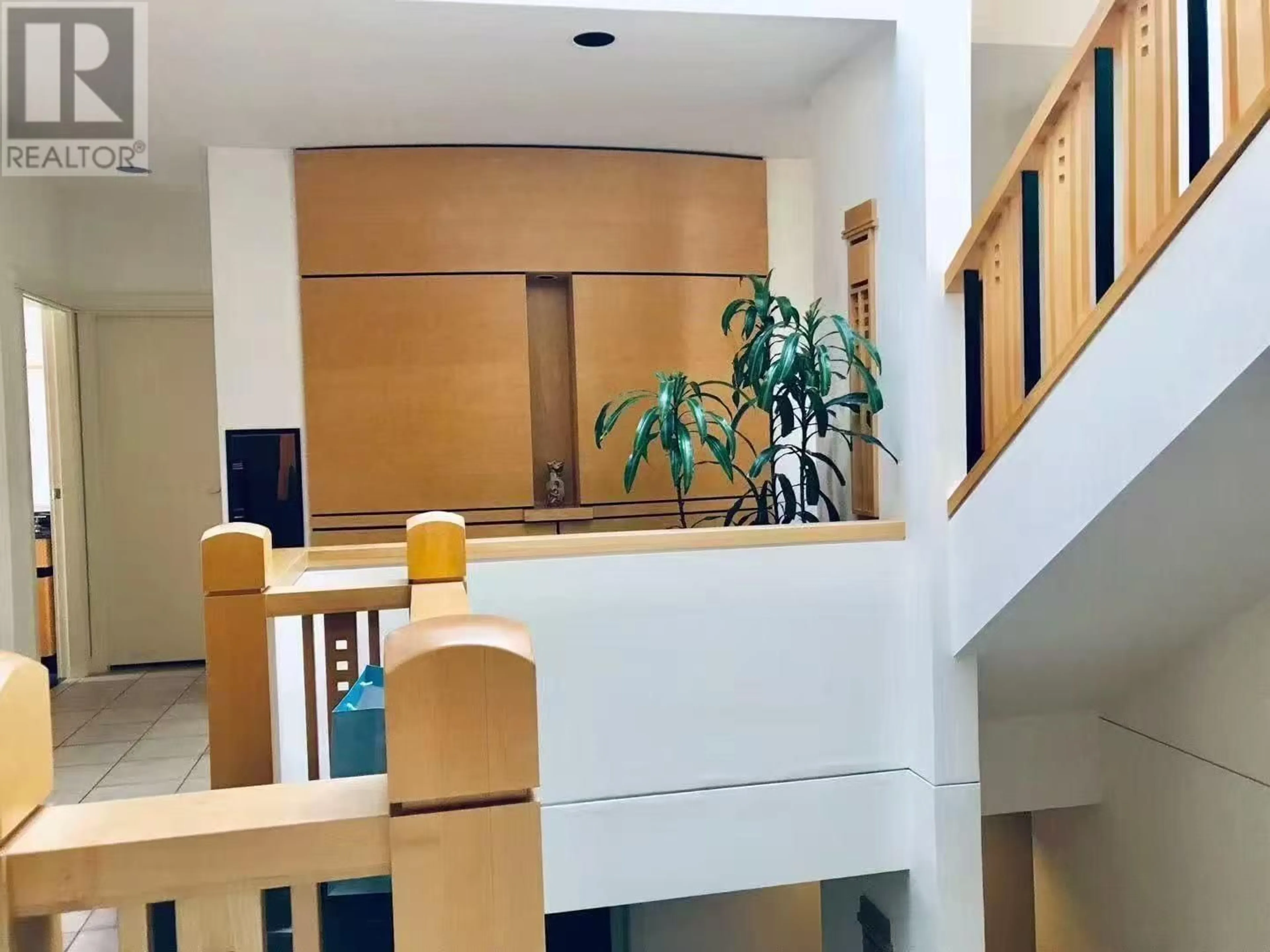 Indoor foyer for 2571 36TH AVENUE, Vancouver British Columbia V6N2P6
