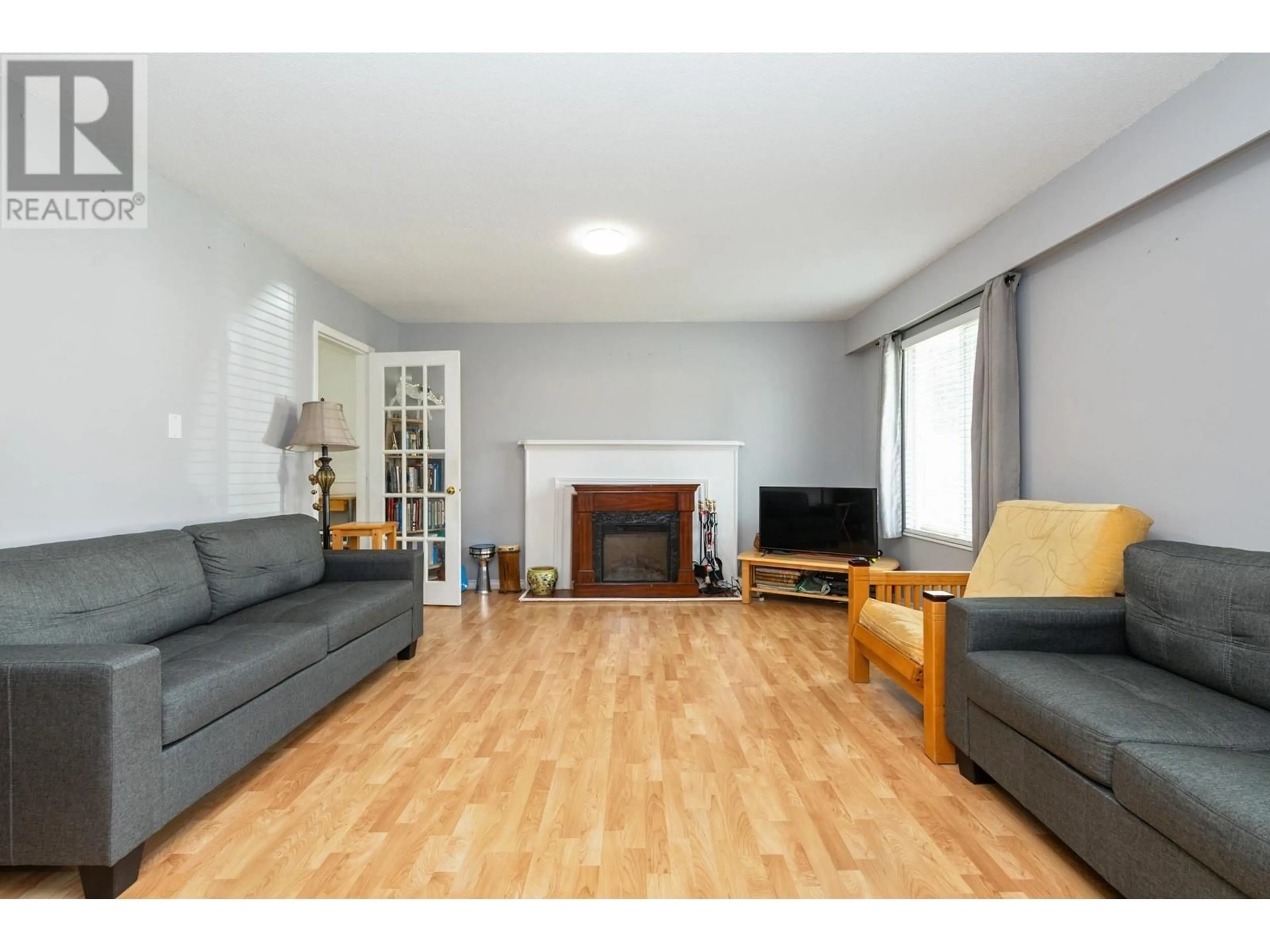 Living room with furniture, wood/laminate floor for 22914 STOREY AVENUE, Maple Ridge British Columbia V2X3W1