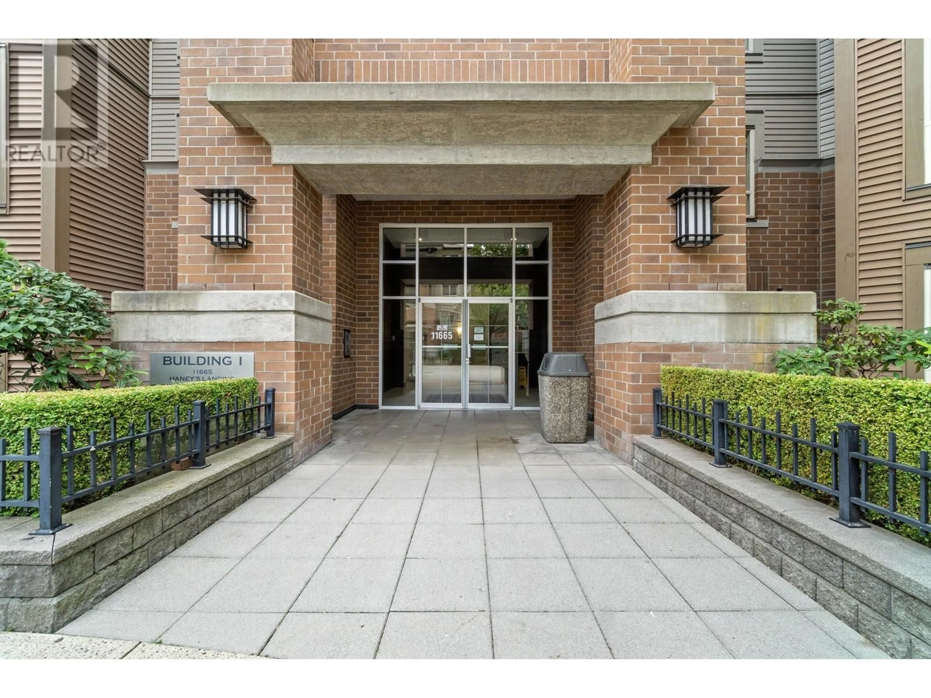 Indoor foyer for 101 - 11665 HANEY, Maple Ridge British Columbia V2X8W9