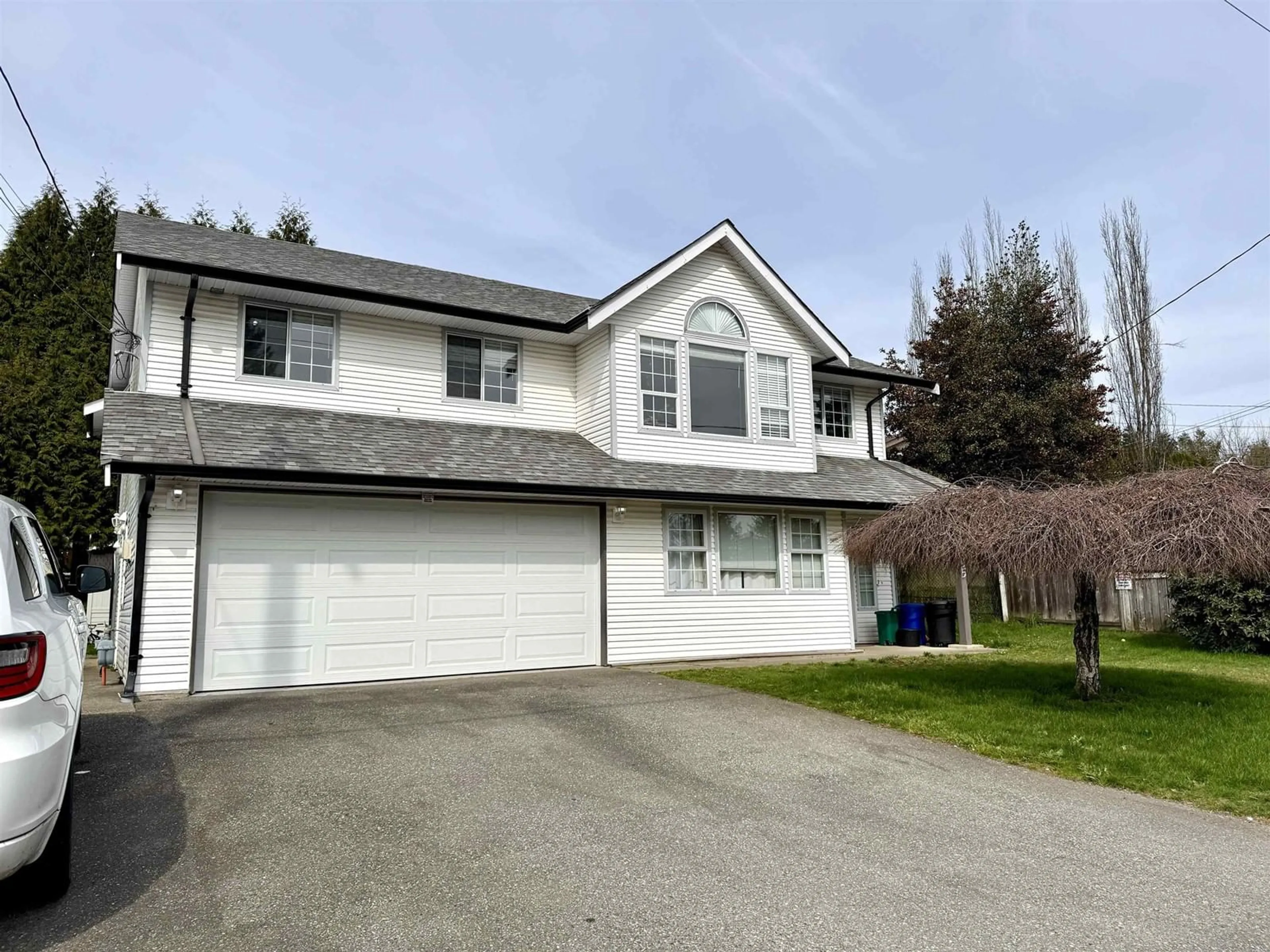 Home with vinyl exterior material, street for 32995 14, Mission British Columbia V2V2P3