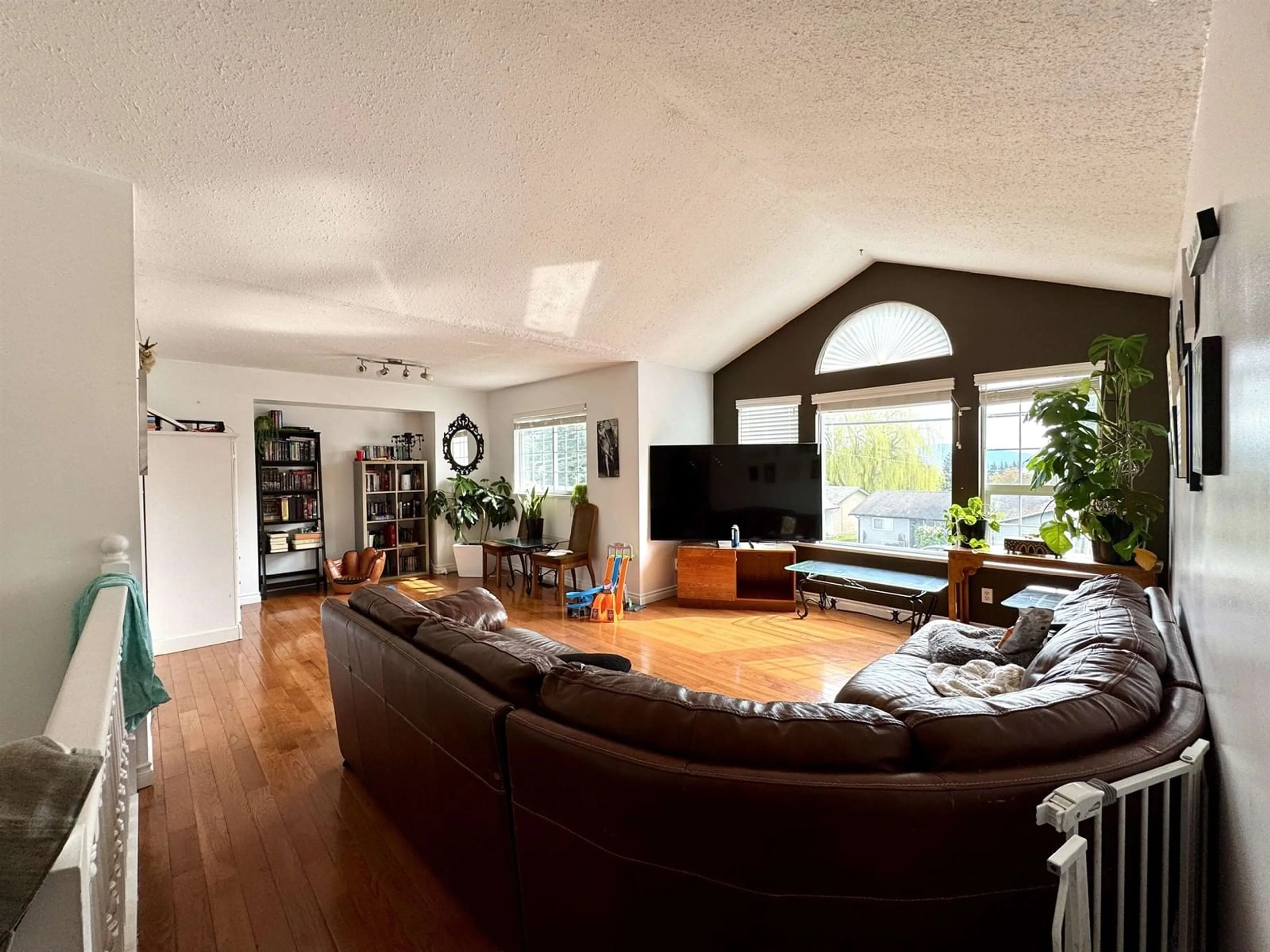 Living room with furniture, unknown for 32995 14, Mission British Columbia V2V2P3