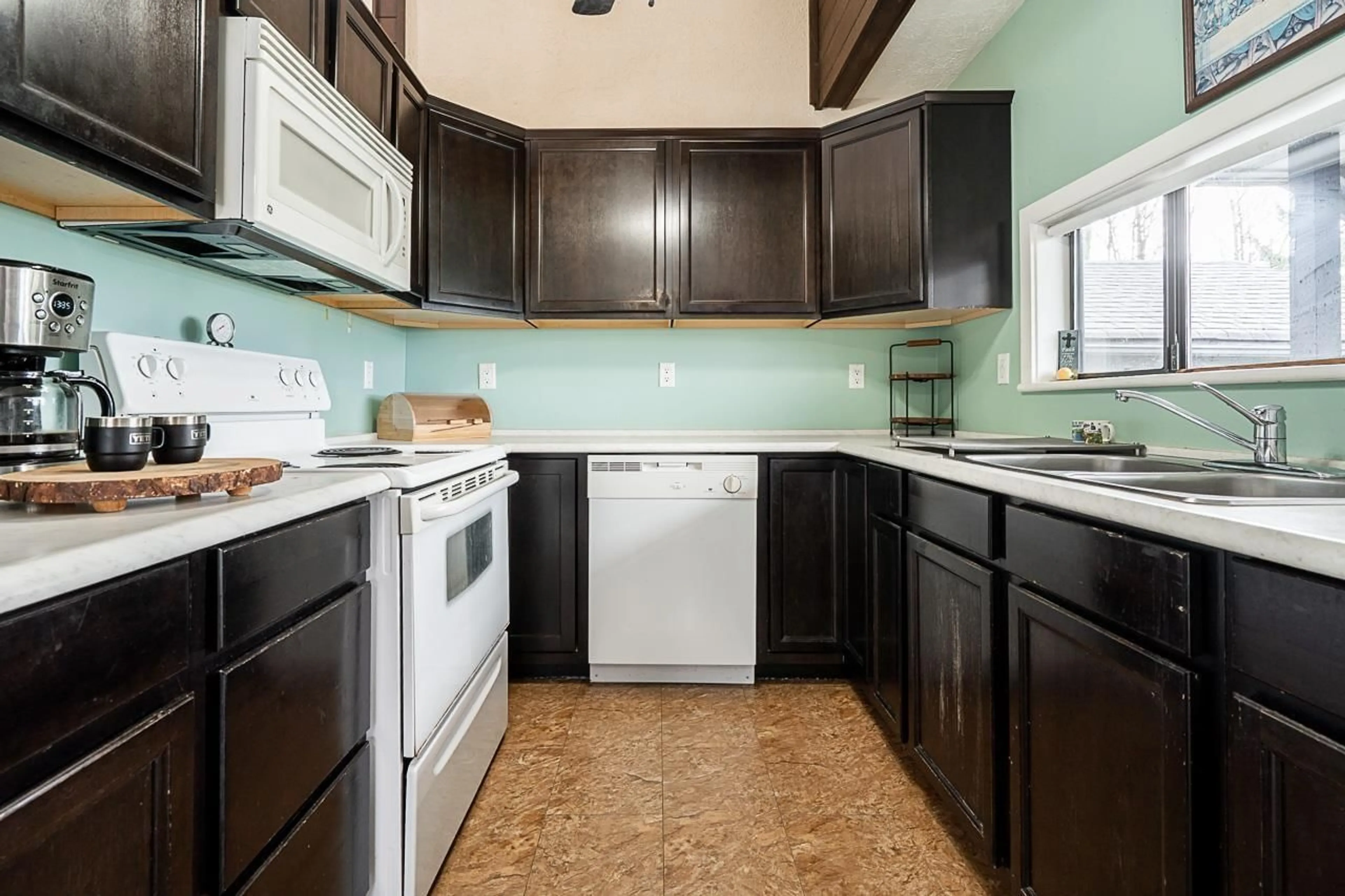 Standard kitchen, ceramic/tile floor for 32750 BEST, Mission British Columbia V2V2S6