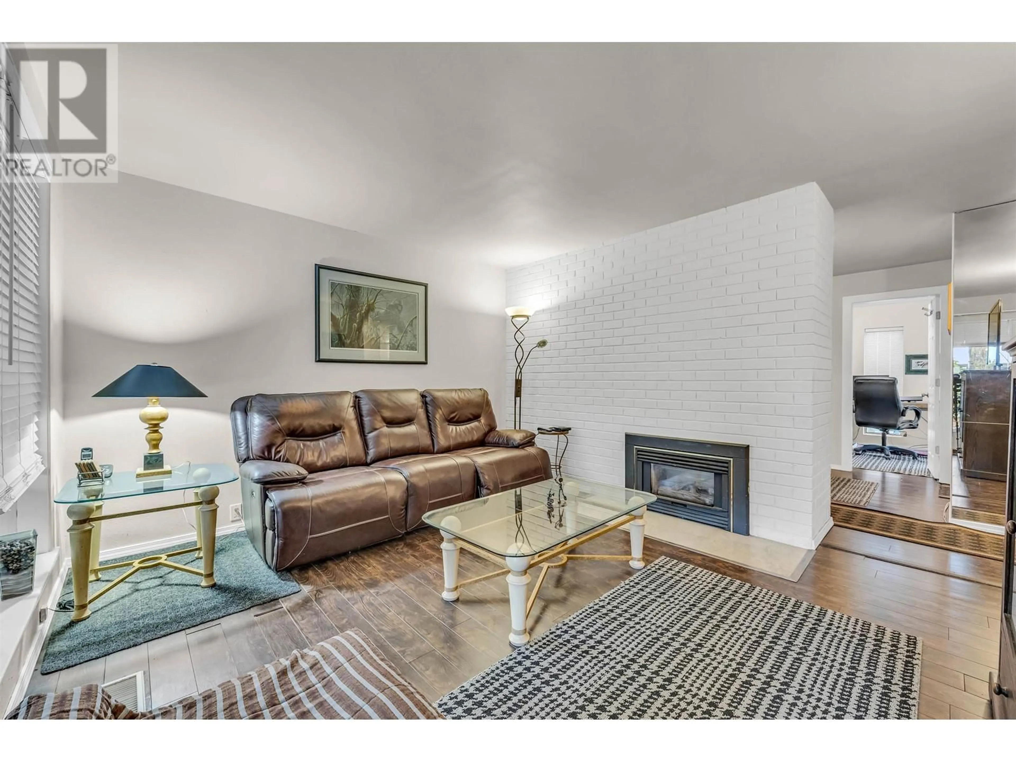 Living room with furniture, unknown for 6242 KITCHENER STREET, Burnaby British Columbia V5B2J4