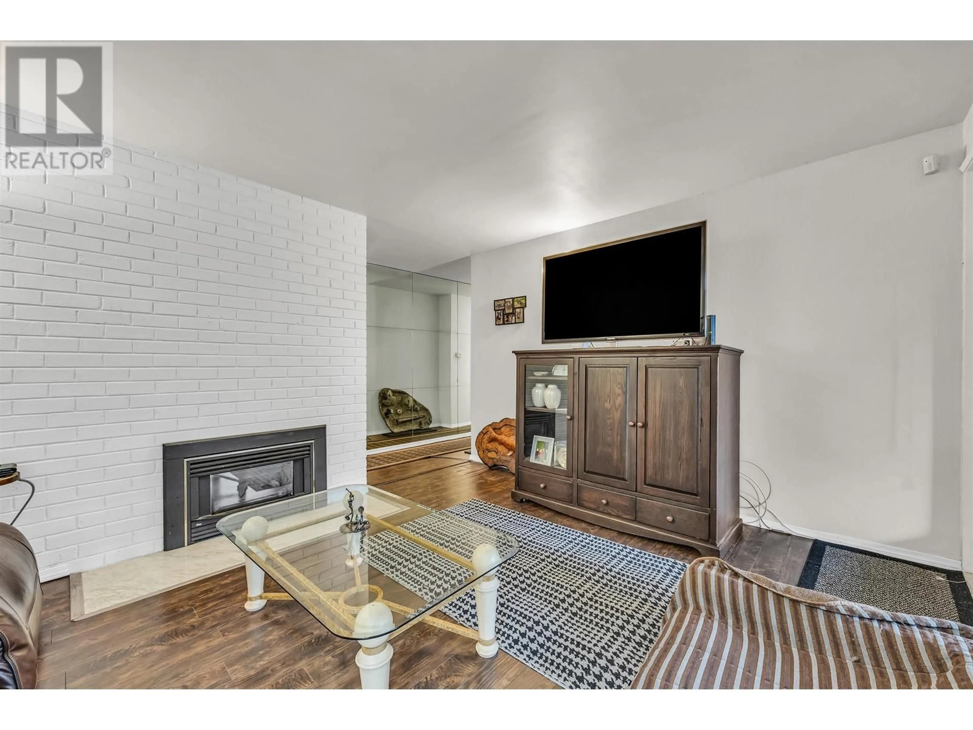 Living room with furniture, unknown for 6242 KITCHENER STREET, Burnaby British Columbia V5B2J4