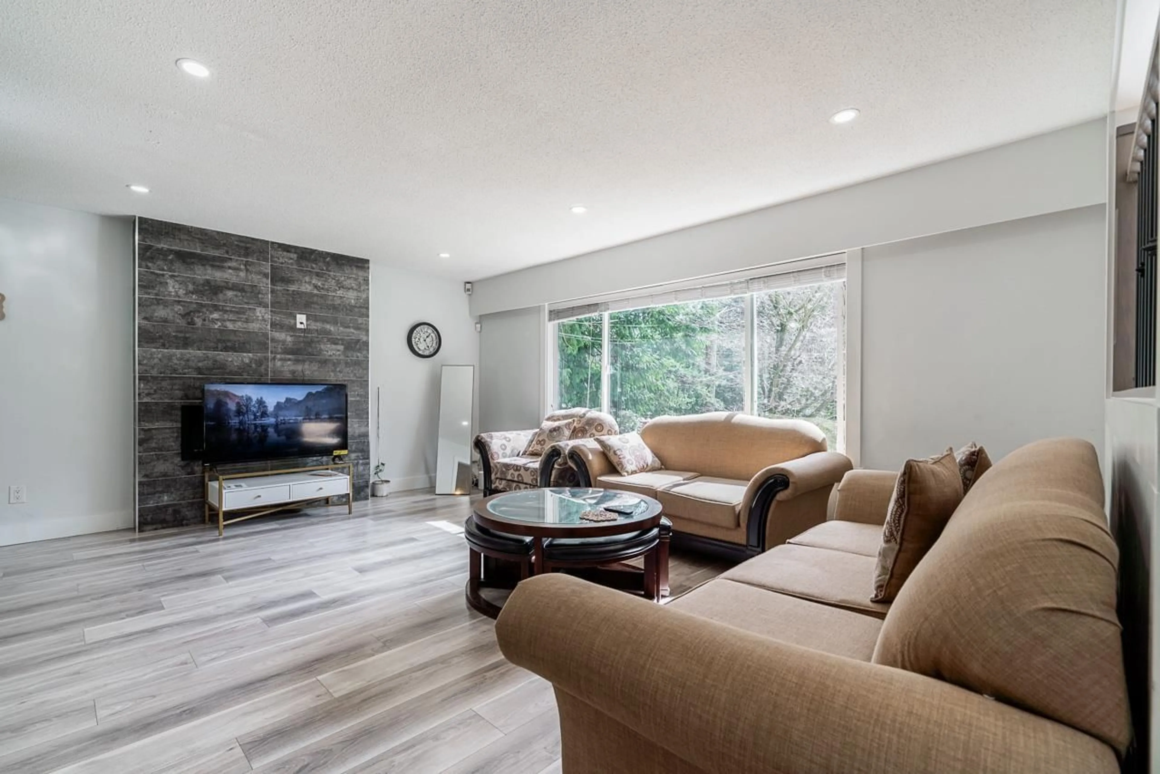 Living room with furniture, wood/laminate floor for 11695 64 AVENUE, Delta British Columbia V4E1C7
