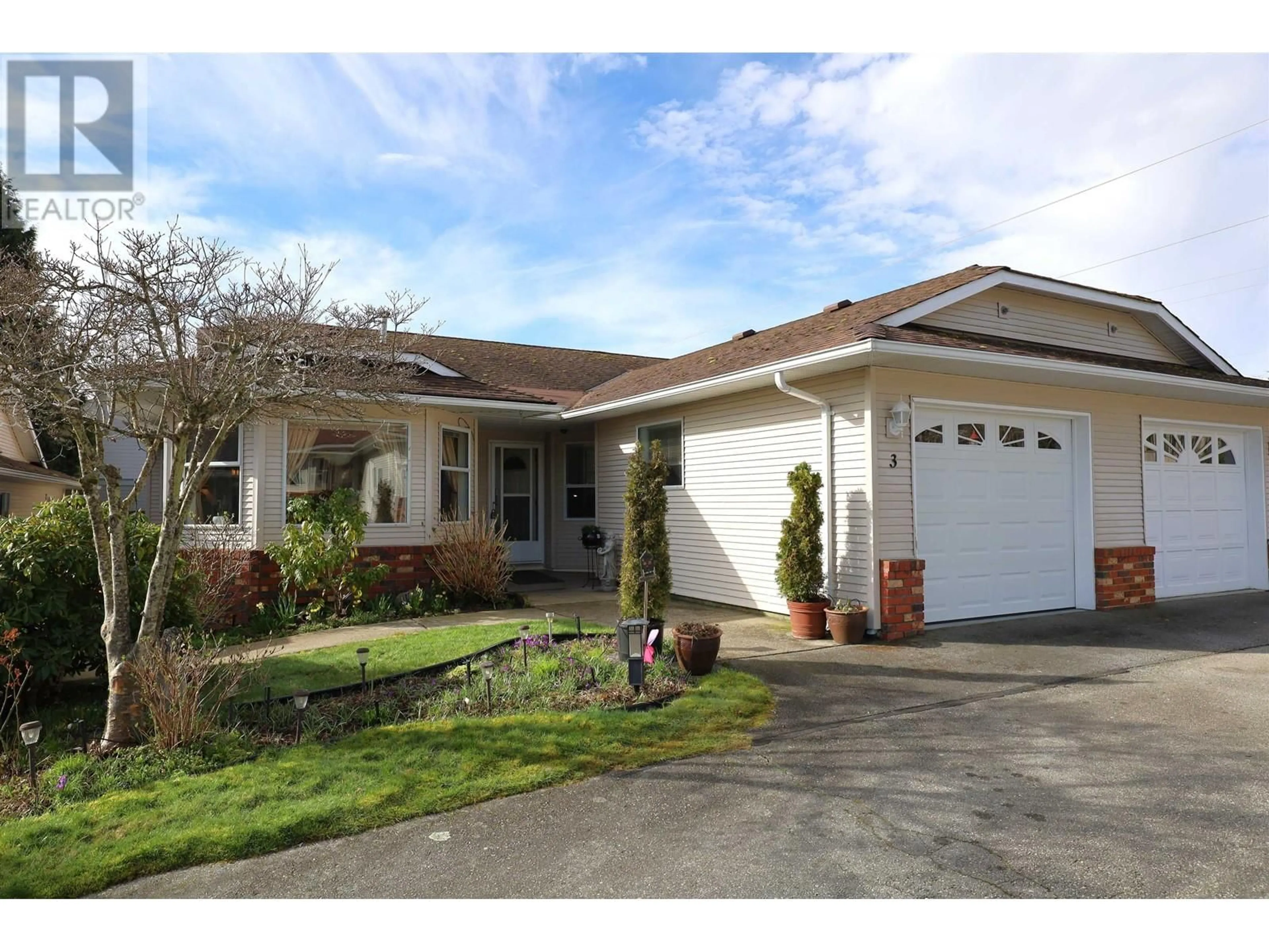 Home with vinyl exterior material, street for 3 - 820 KIWANIS WAY, Gibsons British Columbia V0N1V9