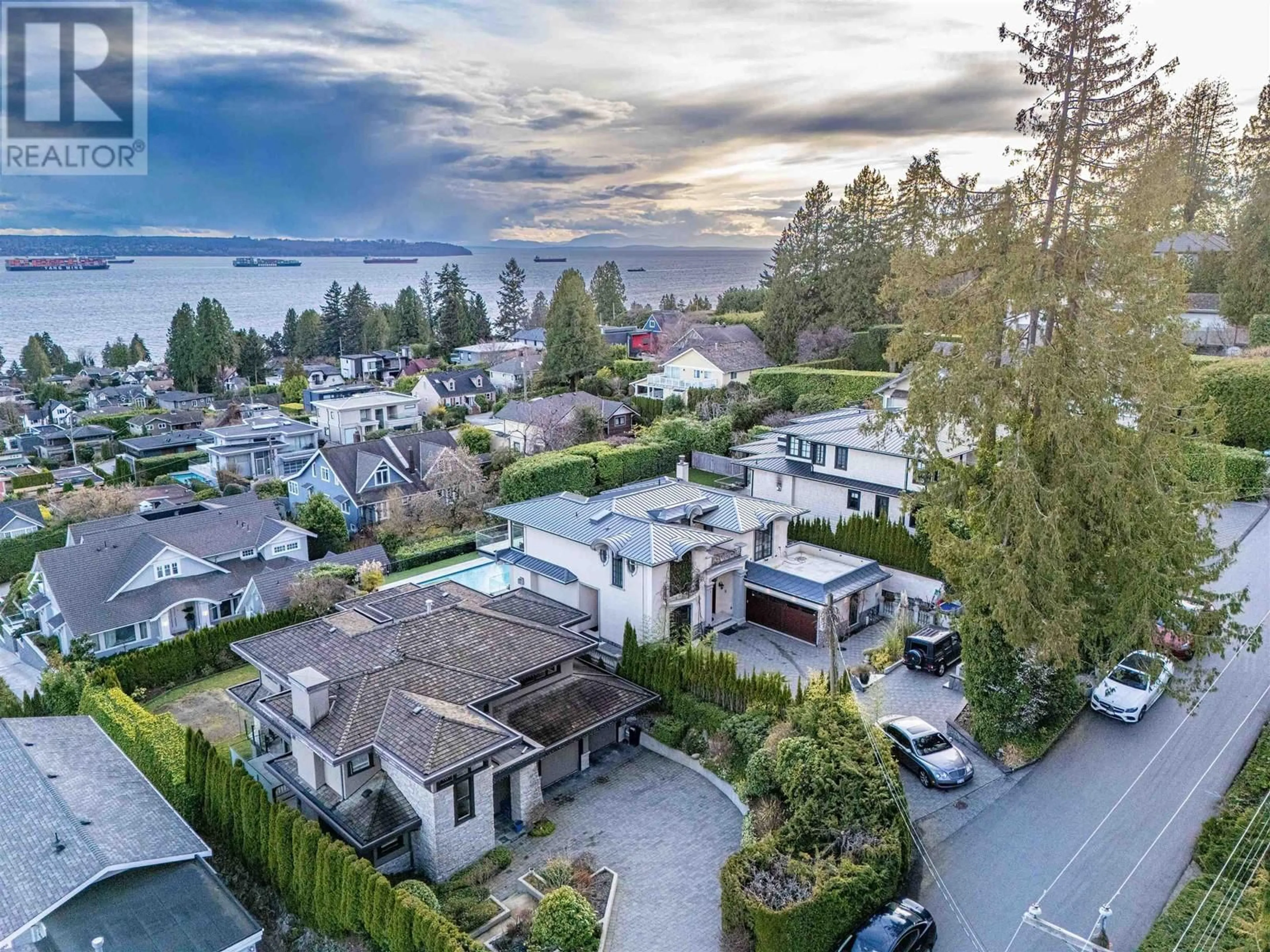 A pic from outside/outdoor area/front of a property/back of a property/a pic from drone, water/lake/river/ocean view for 2538 OTTAWA STREET, West Vancouver British Columbia V7V2T4