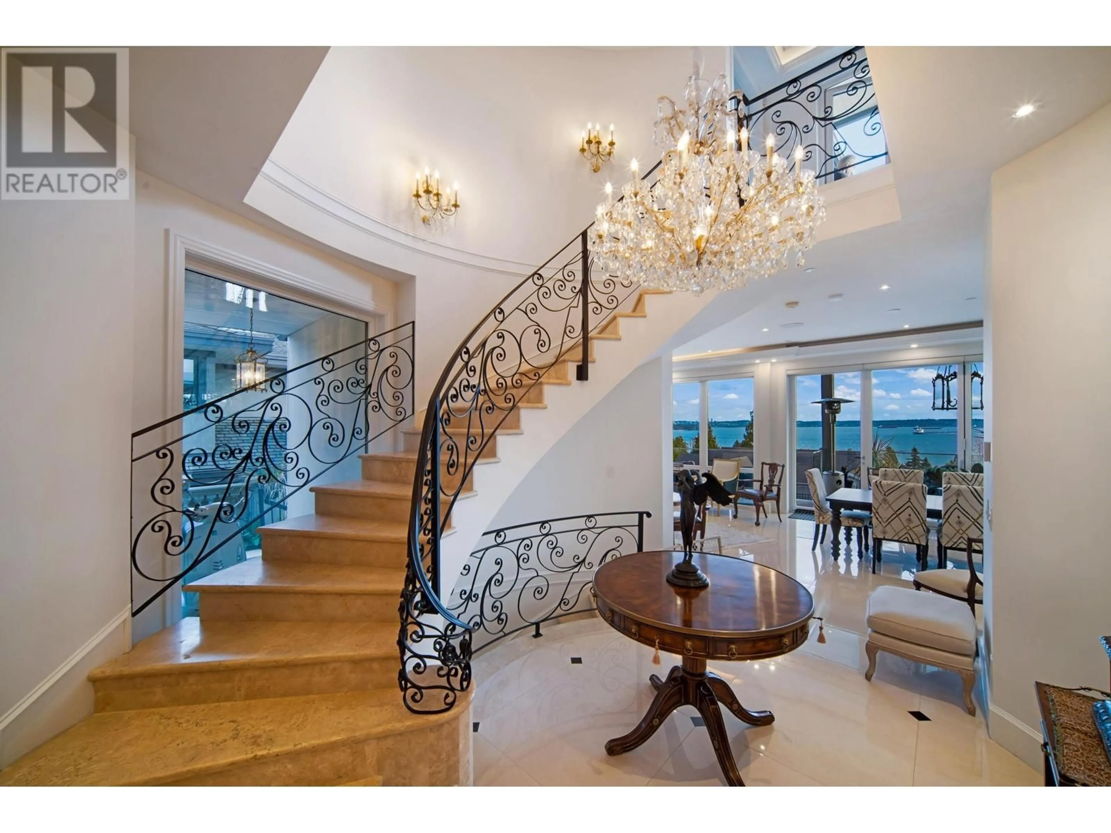 Indoor foyer for 2538 OTTAWA STREET, West Vancouver British Columbia V7V2T4