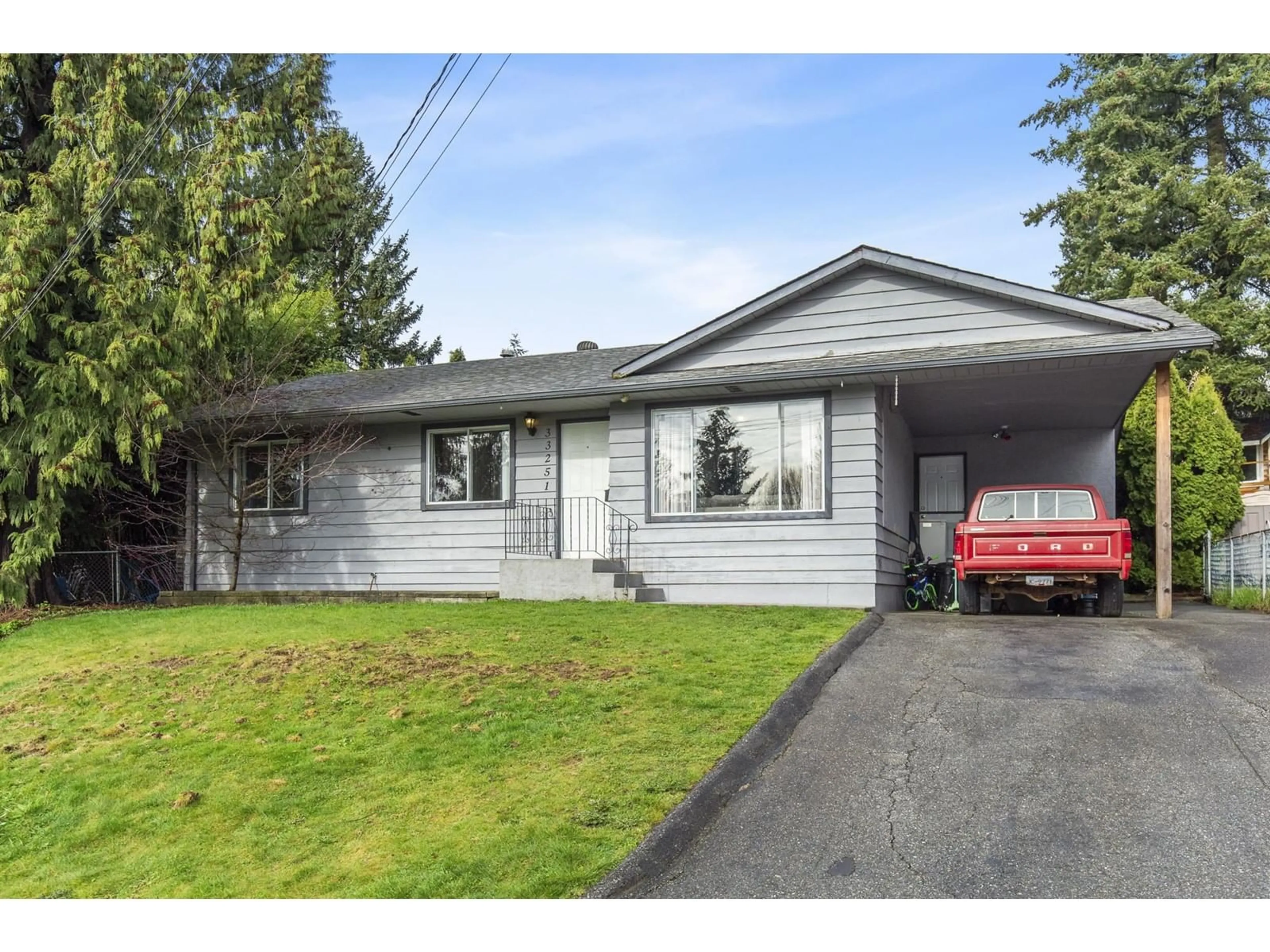Home with vinyl exterior material, street for 33251 13TH, Mission British Columbia V2V4Y8