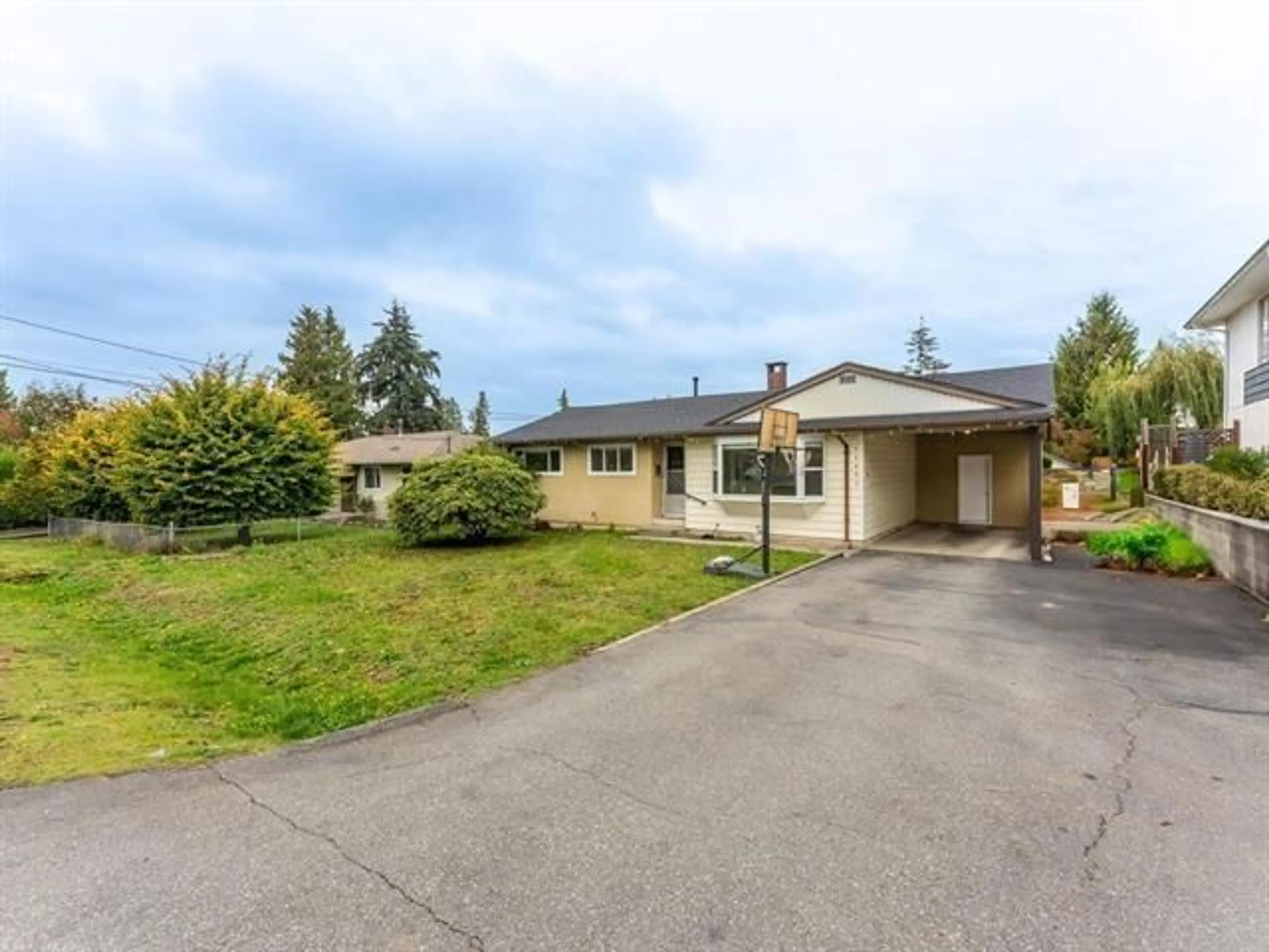 A pic from outside/outdoor area/front of a property/back of a property/a pic from drone, street for 11451 95, Delta British Columbia V4C3T3
