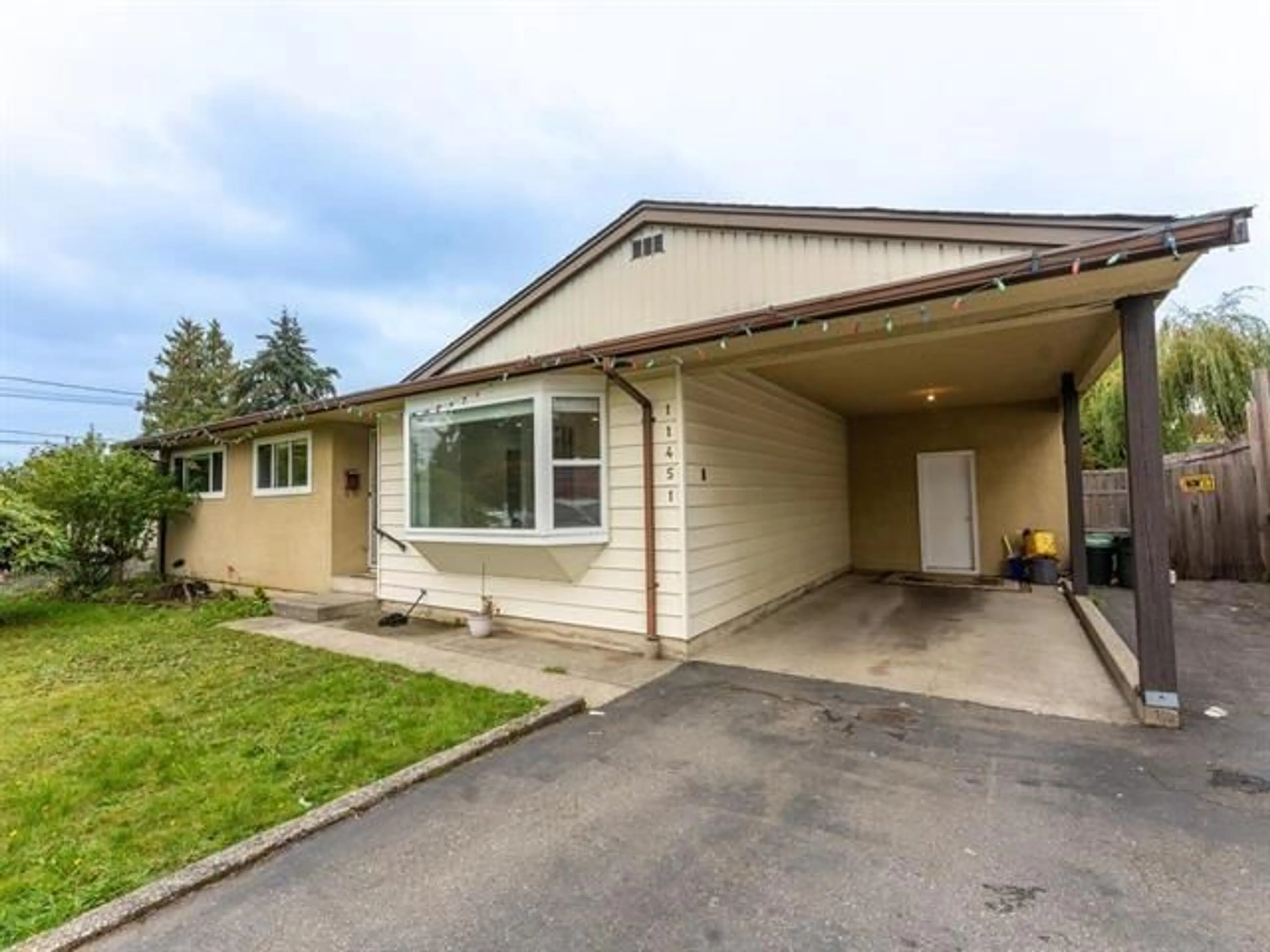 Home with vinyl exterior material, street for 11451 95, Delta British Columbia V4C3T3