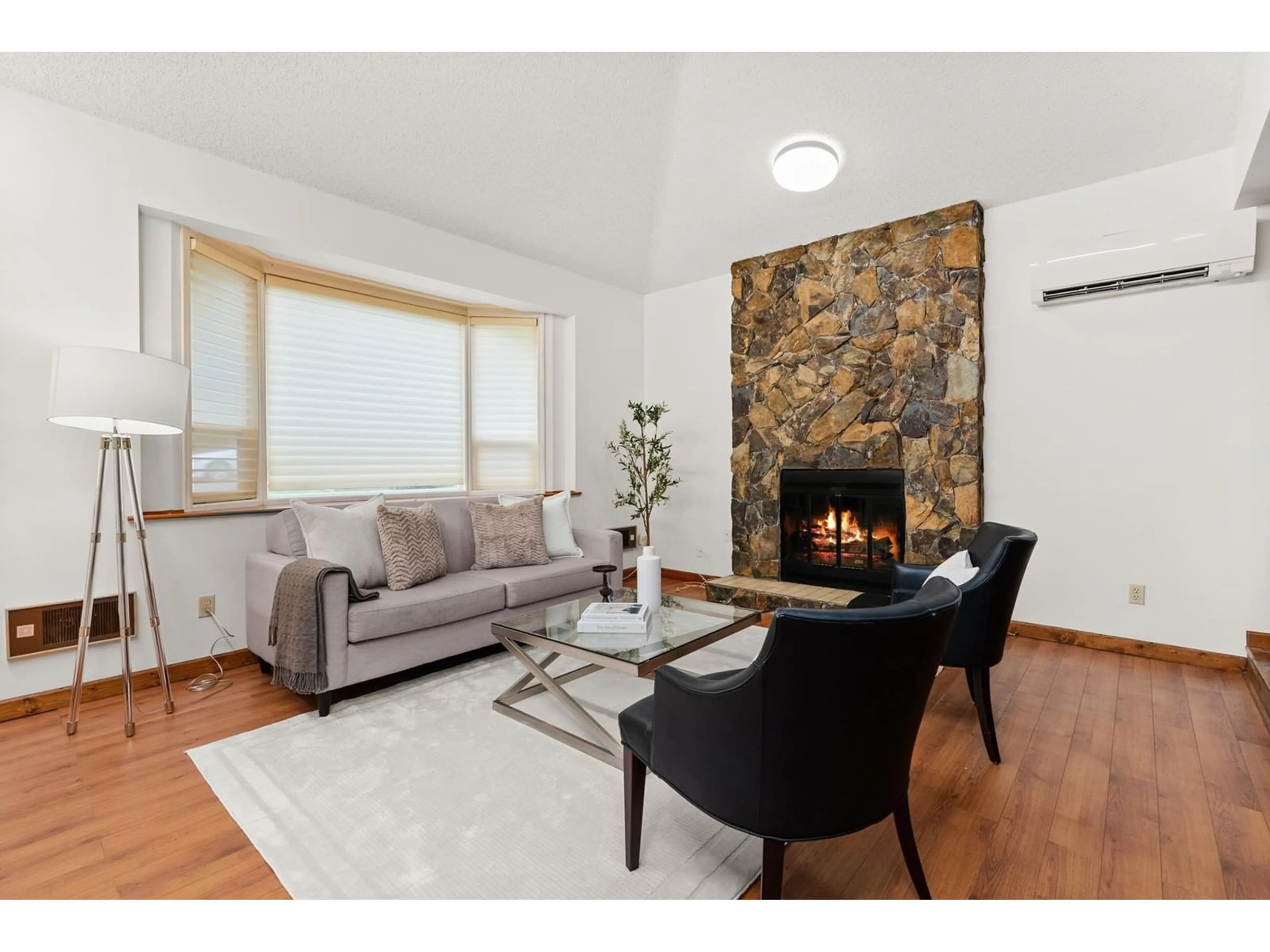 Living room with furniture, wood/laminate floor for 11734 ALDERWOOD, Delta British Columbia V4E3E6