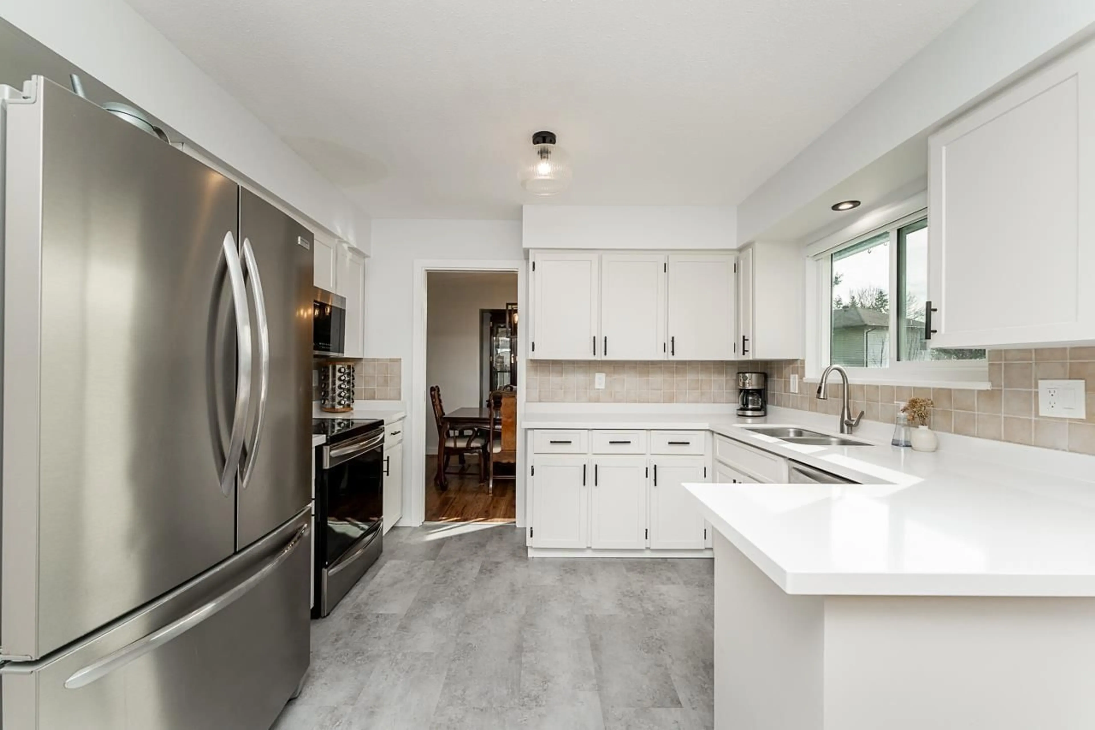 Open concept kitchen, ceramic/tile floor for 9681 150A, Surrey British Columbia V3R7M3