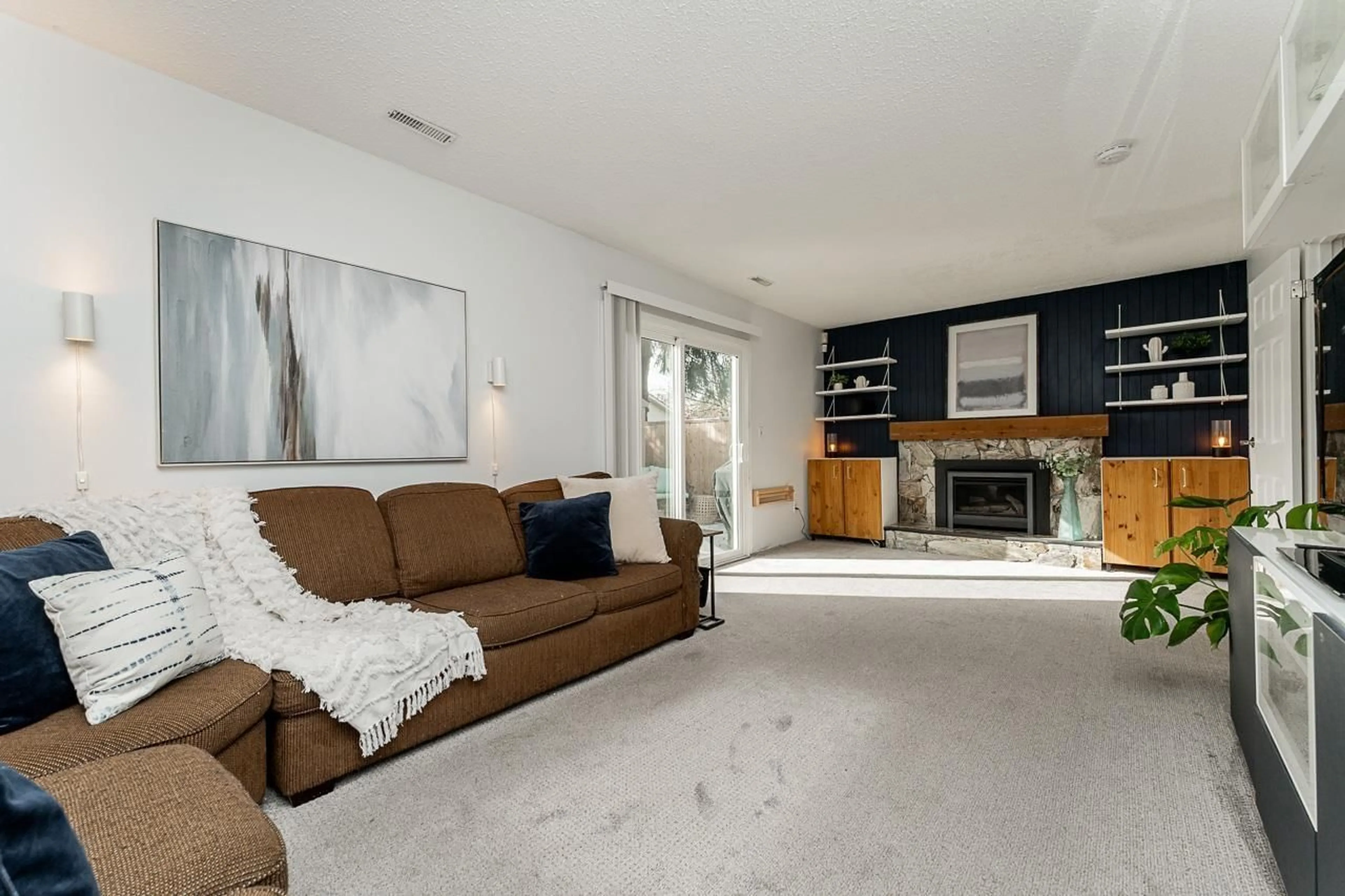 Living room with furniture, unknown for 9681 150A, Surrey British Columbia V3R7M3