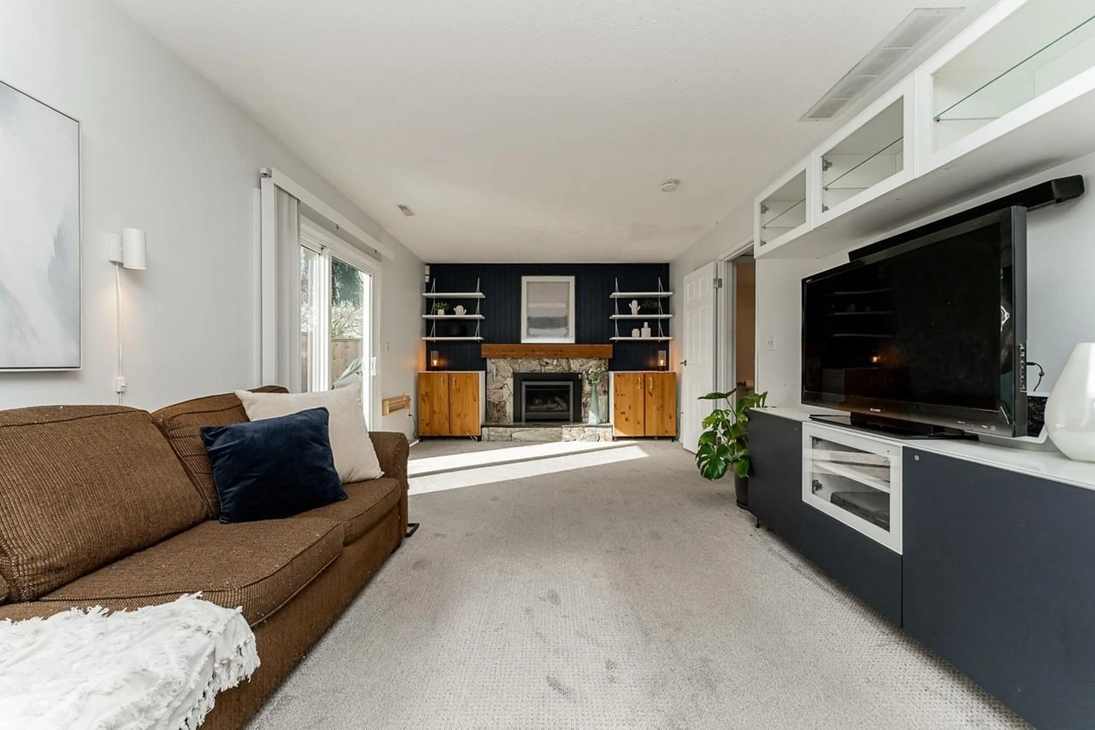 Living room with furniture, unknown for 9681 150A, Surrey British Columbia V3R7M3