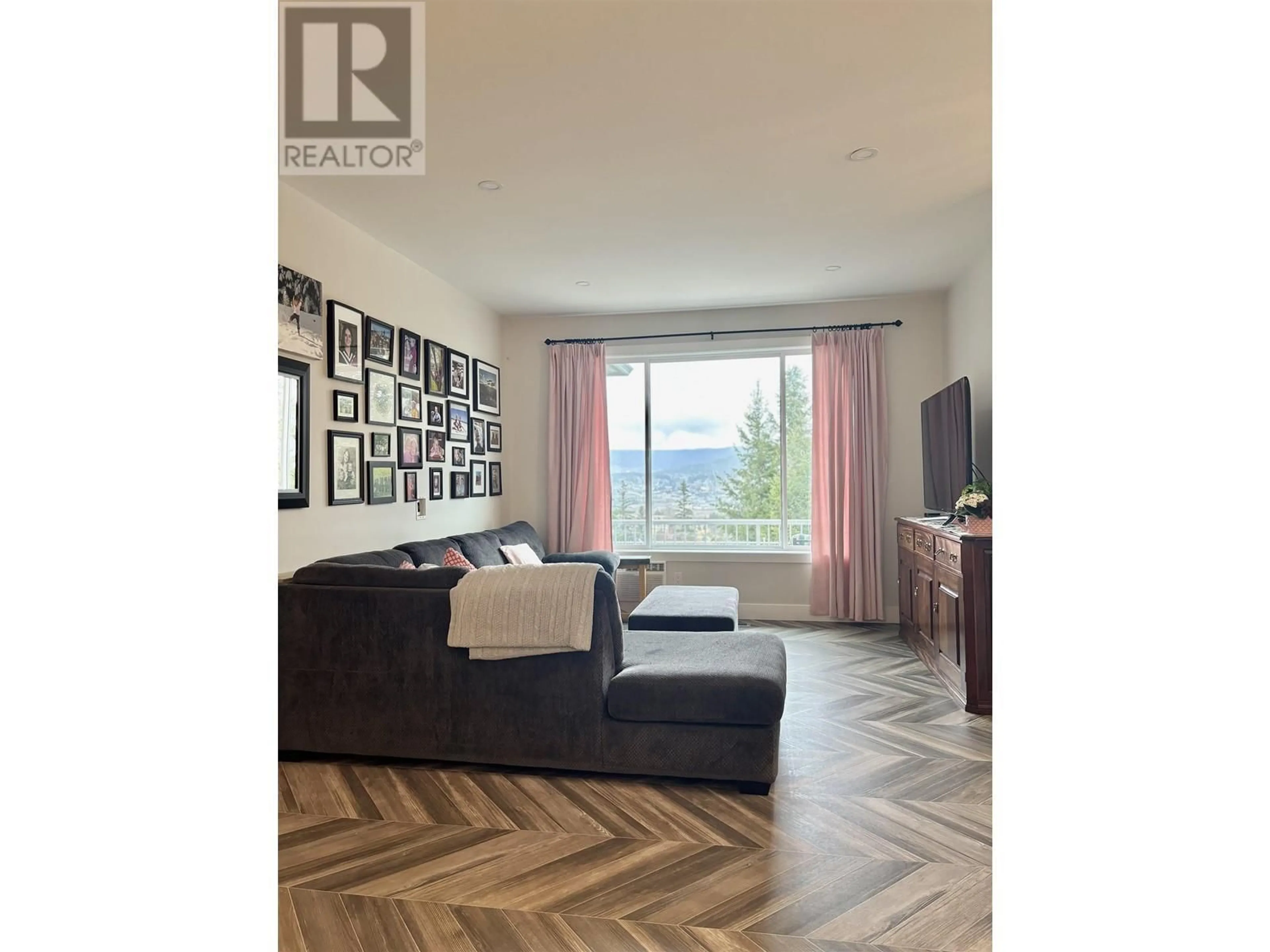 Living room with furniture, wood/laminate floor for 4 - 555 WOTZKE DRIVE, Williams Lake British Columbia V2G4K2