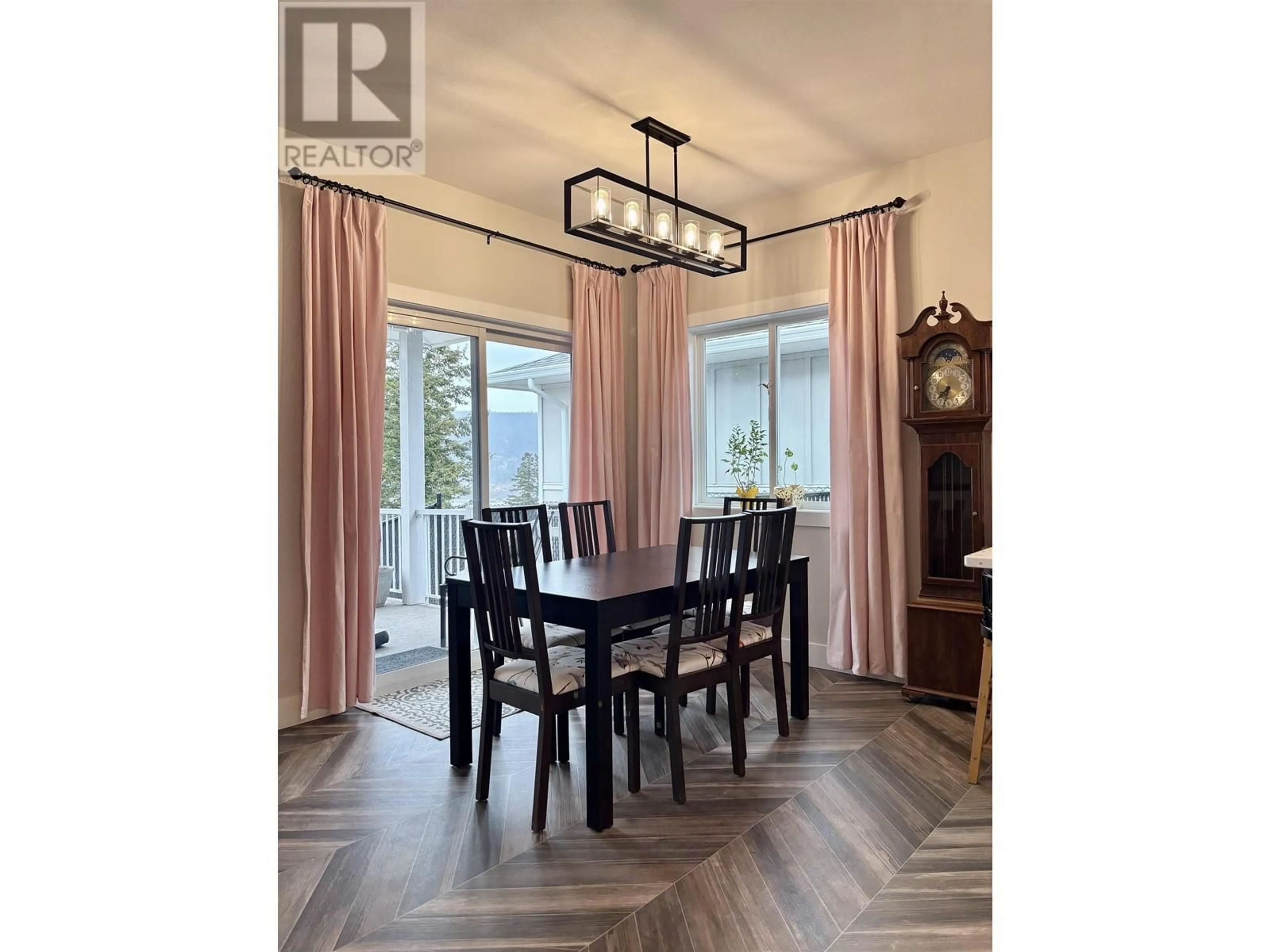 Dining room, wood/laminate floor for 4 - 555 WOTZKE DRIVE, Williams Lake British Columbia V2G4K2