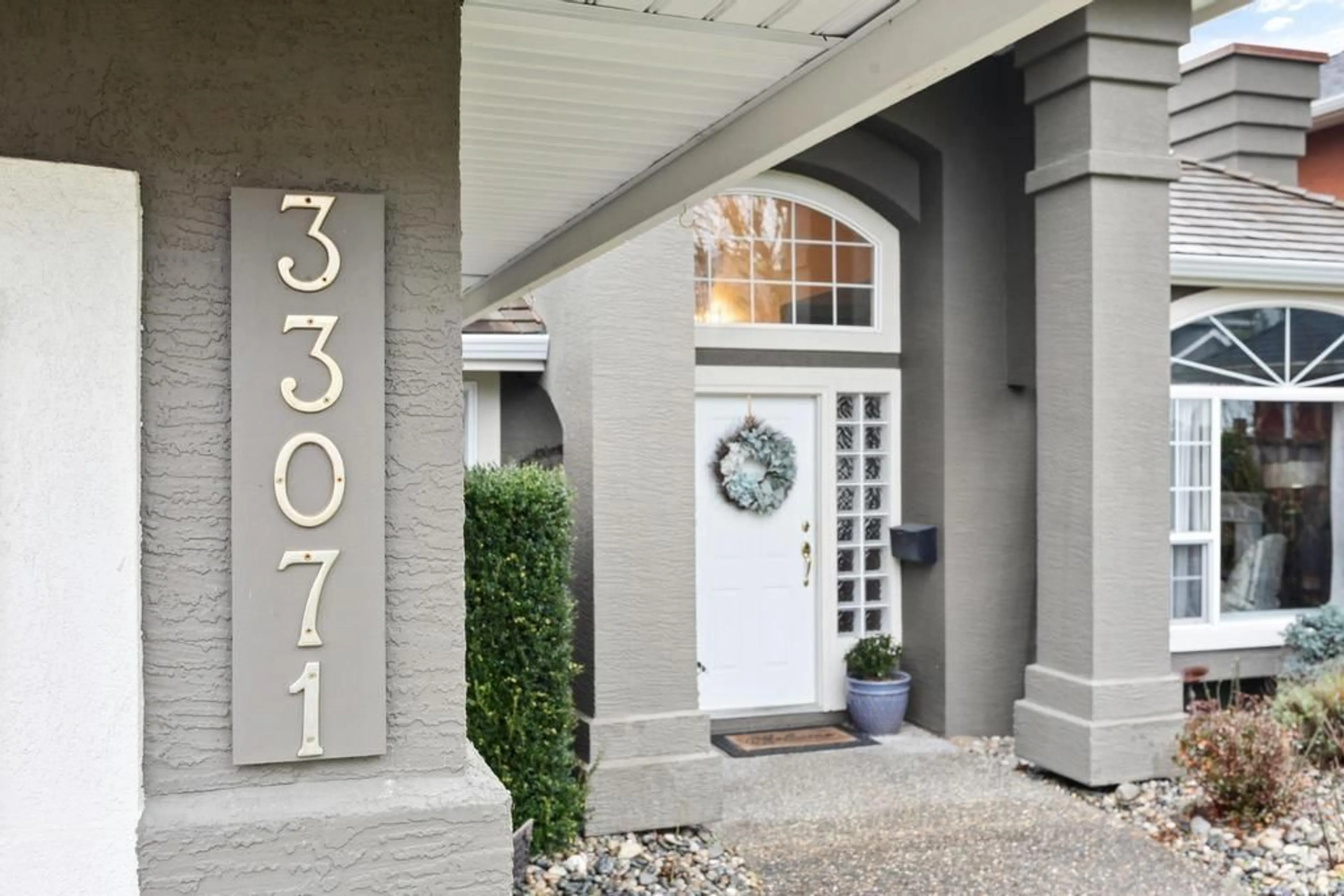 Indoor entryway for 33071 HAWTHORNE, Mission British Columbia V2V6Z1