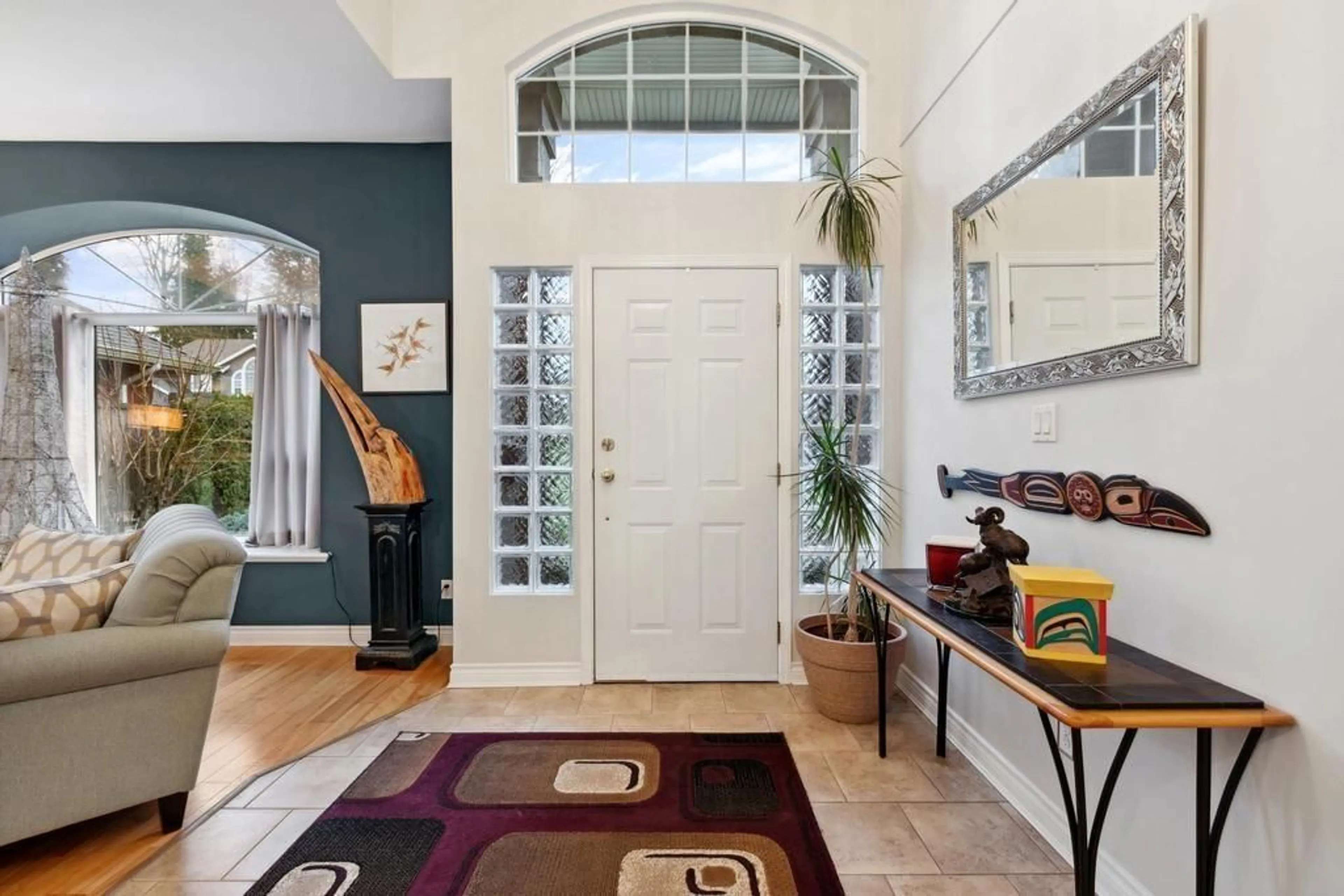 Indoor entryway for 33071 HAWTHORNE, Mission British Columbia V2V6Z1