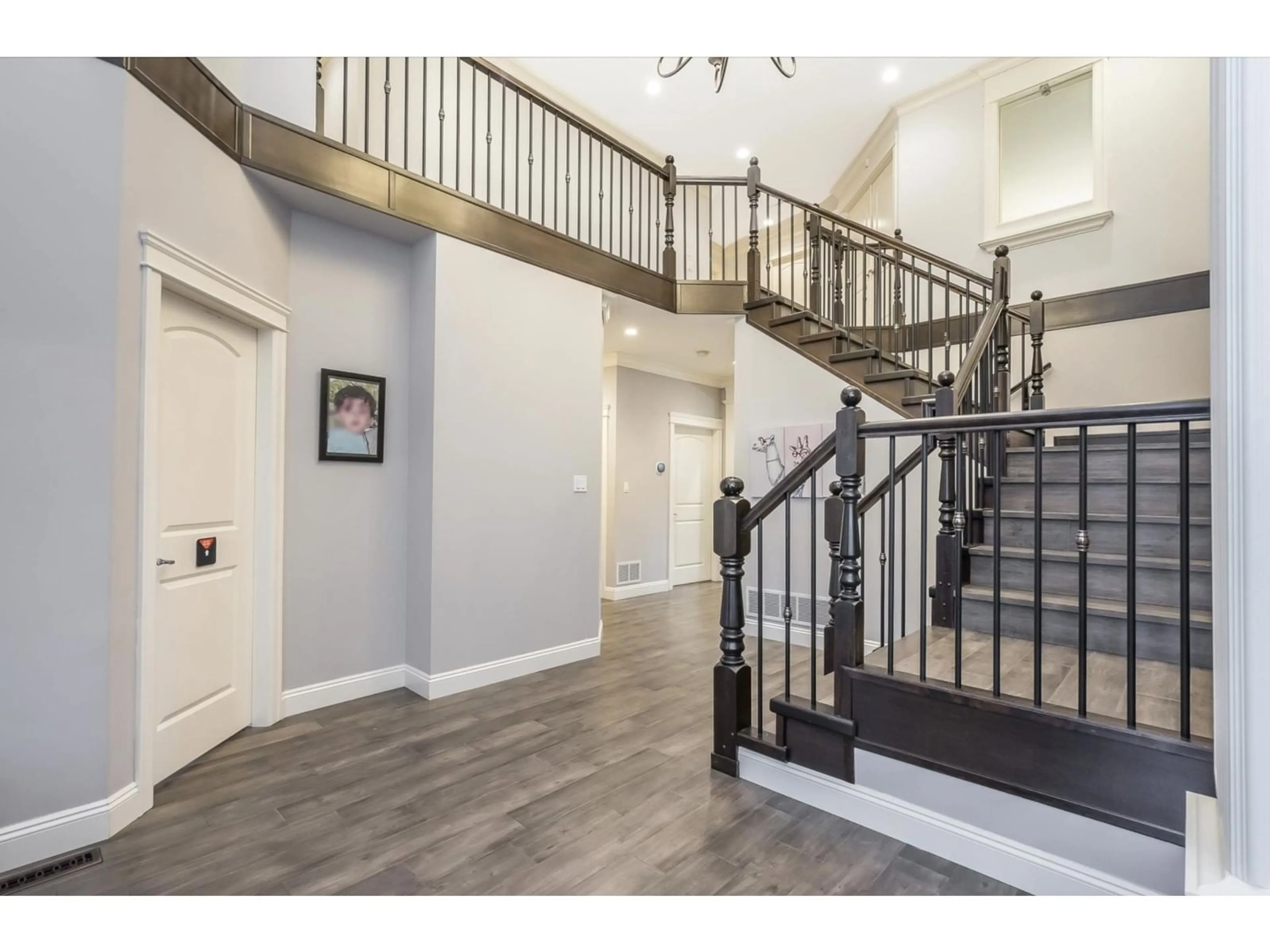 Indoor entryway for 32656 BADGER, Mission British Columbia V2V5H7