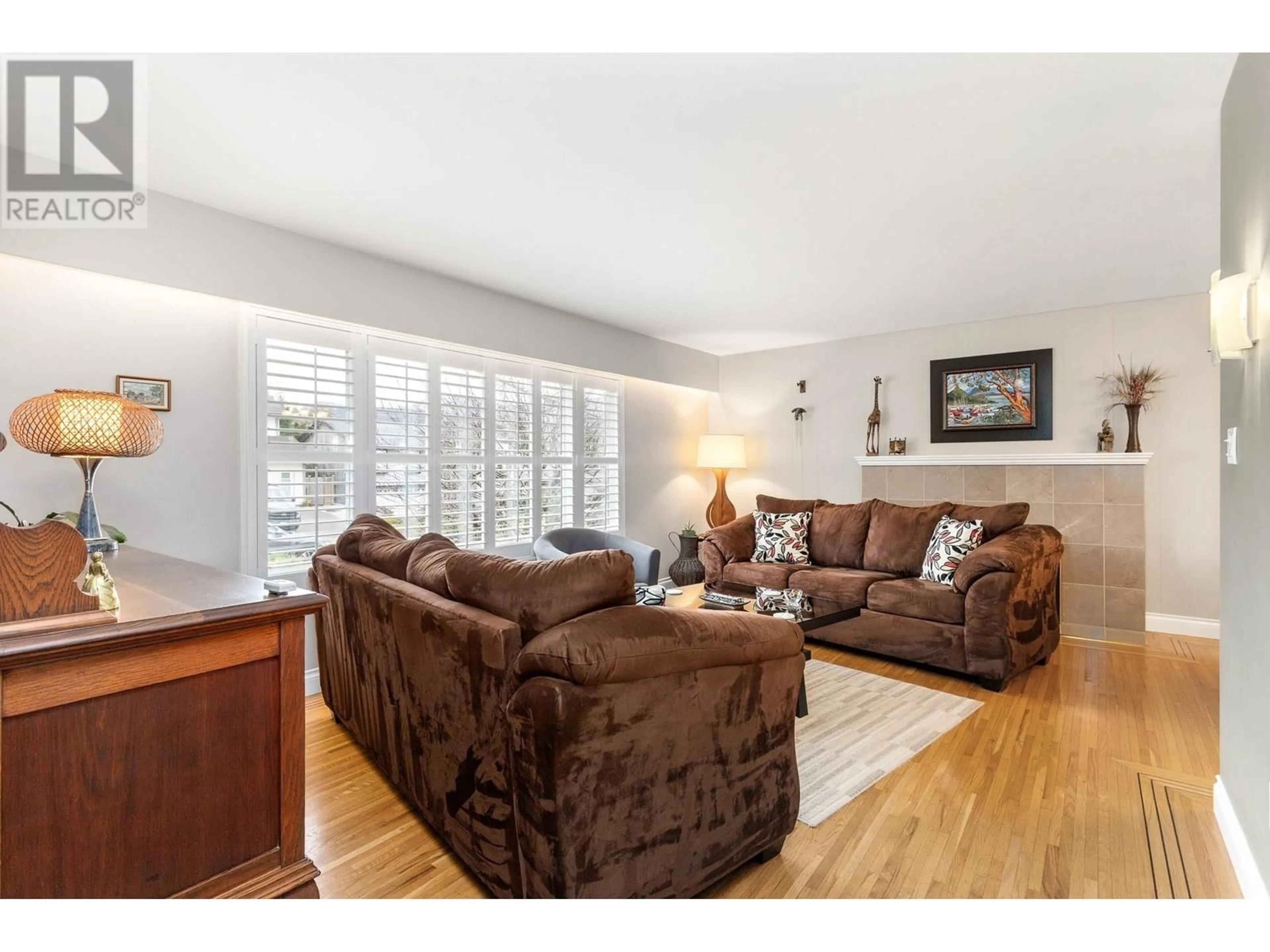 Living room with furniture, wood/laminate floor for 2920 WALTON AVENUE, Coquitlam British Columbia V3B2W3