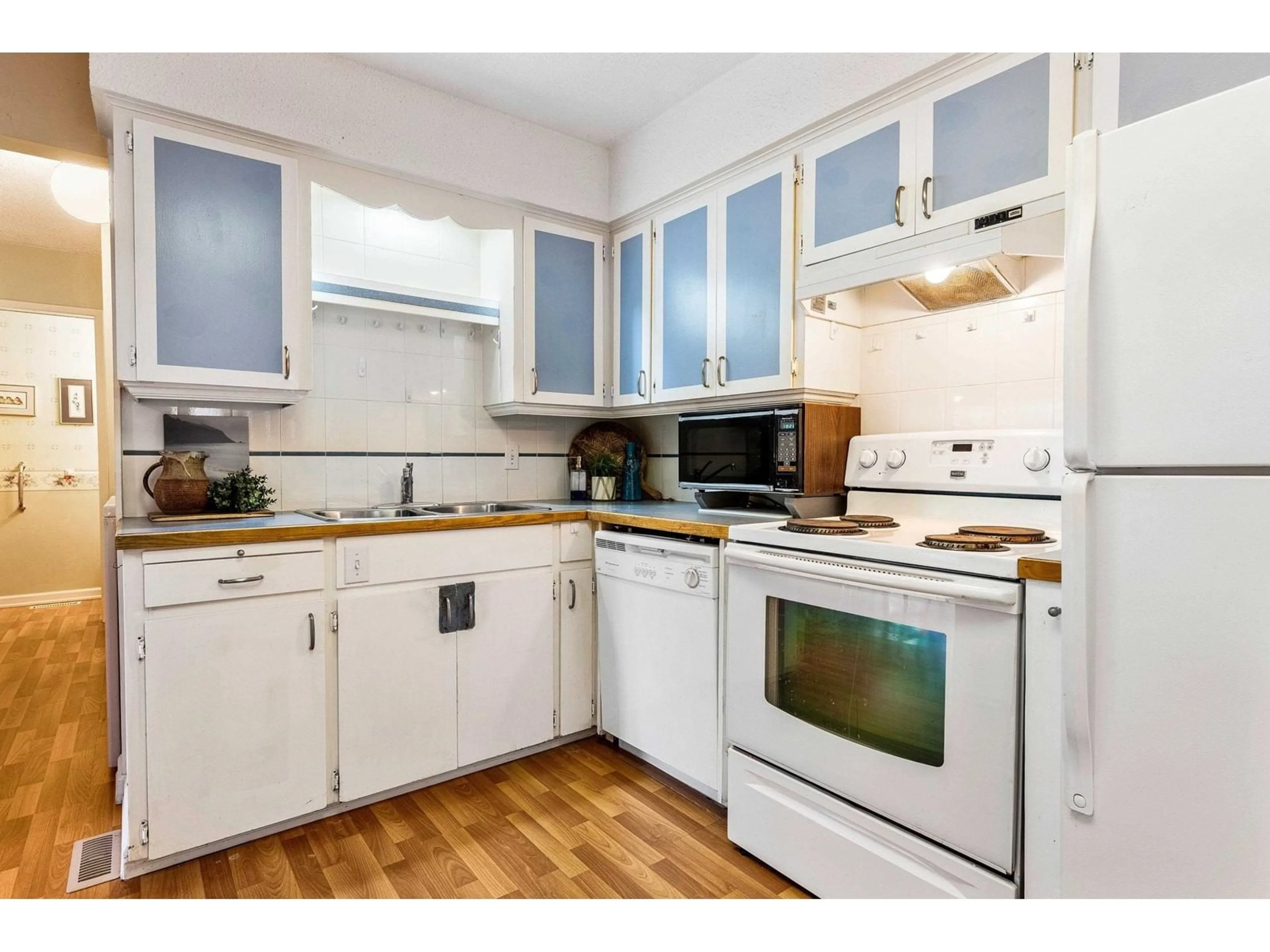 Standard kitchen, wood/laminate floor for 10050 FAIRVIEW DRIVE, Chilliwack British Columbia V2P5J4
