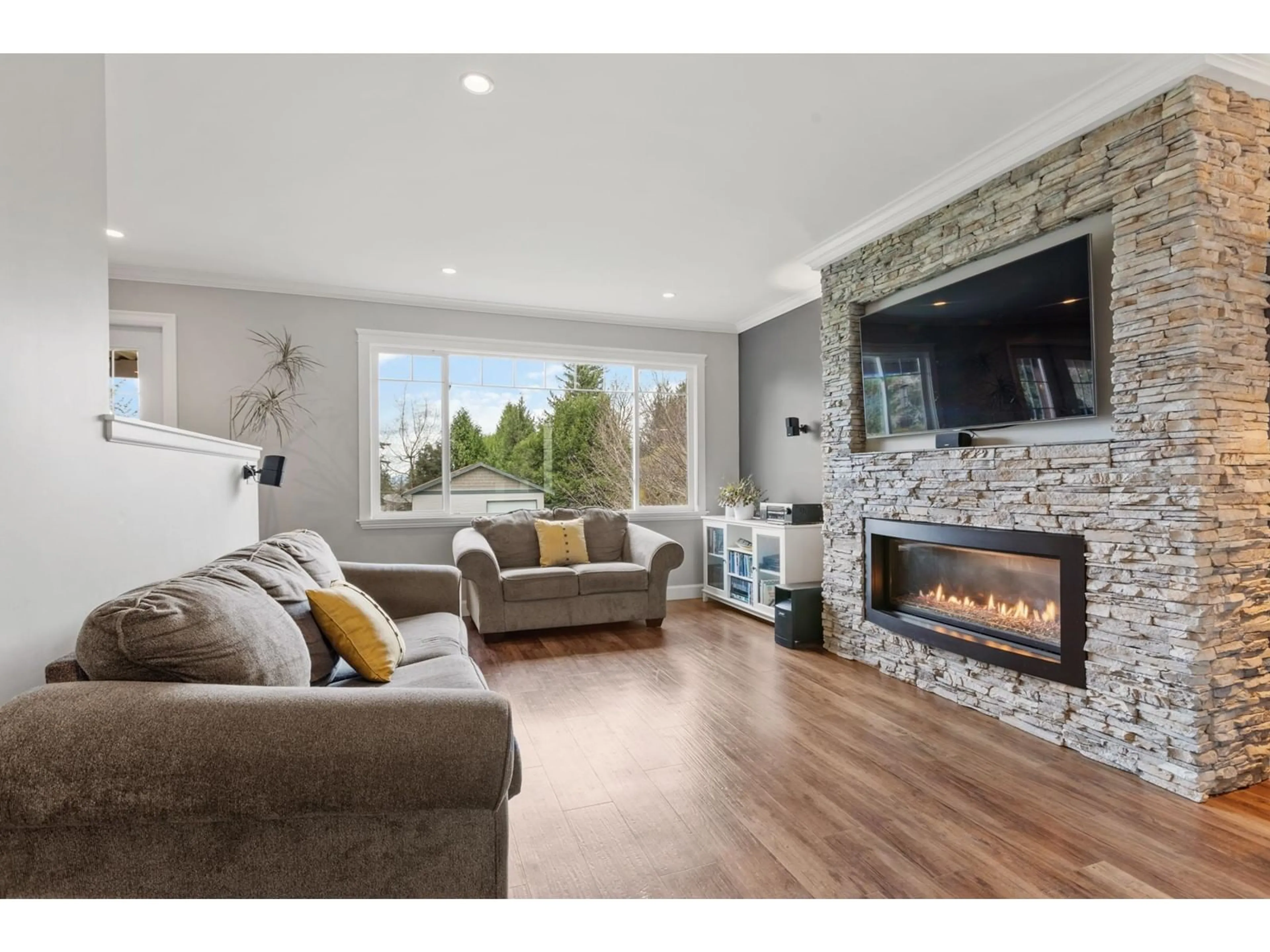 Living room with furniture, wood/laminate floor for 29288 DUNCAN, Abbotsford British Columbia V4X1J5