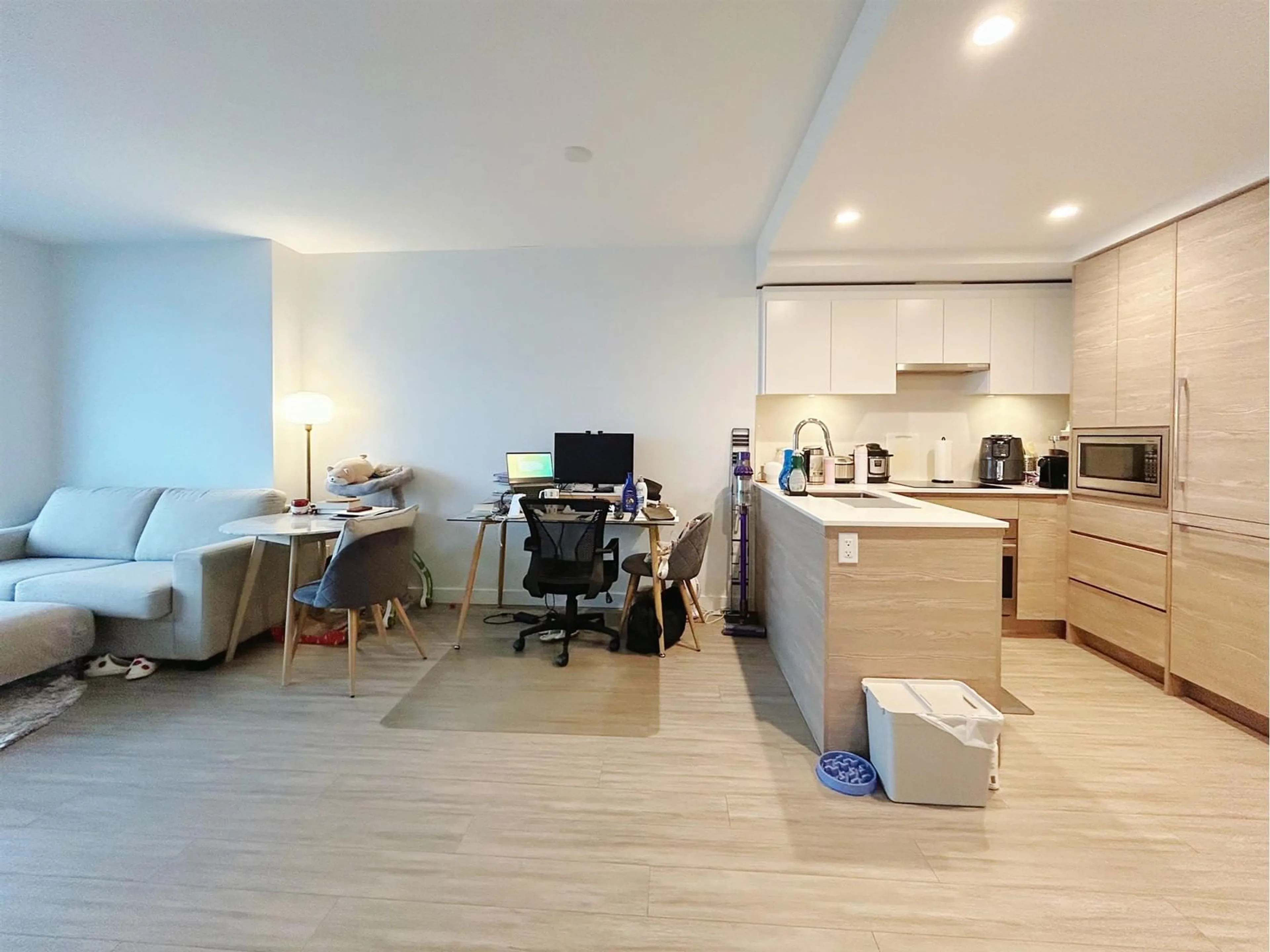 A pic of a room for 2105 - 13655 FRASER, Surrey British Columbia V3T0P8