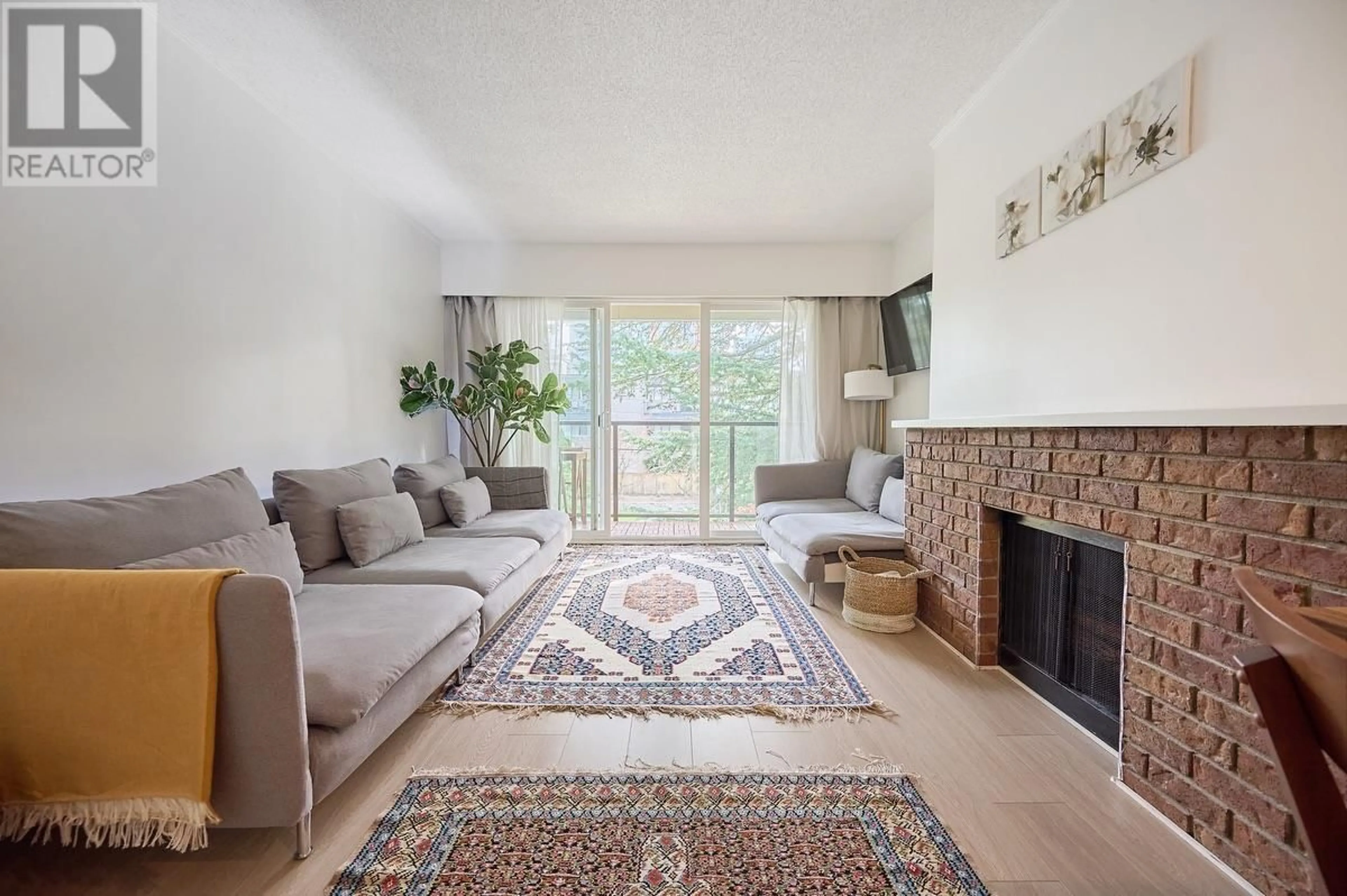 Living room with furniture, unknown for 302 - 1515 CHESTERFIELD AVENUE, North Vancouver British Columbia V7M2N5