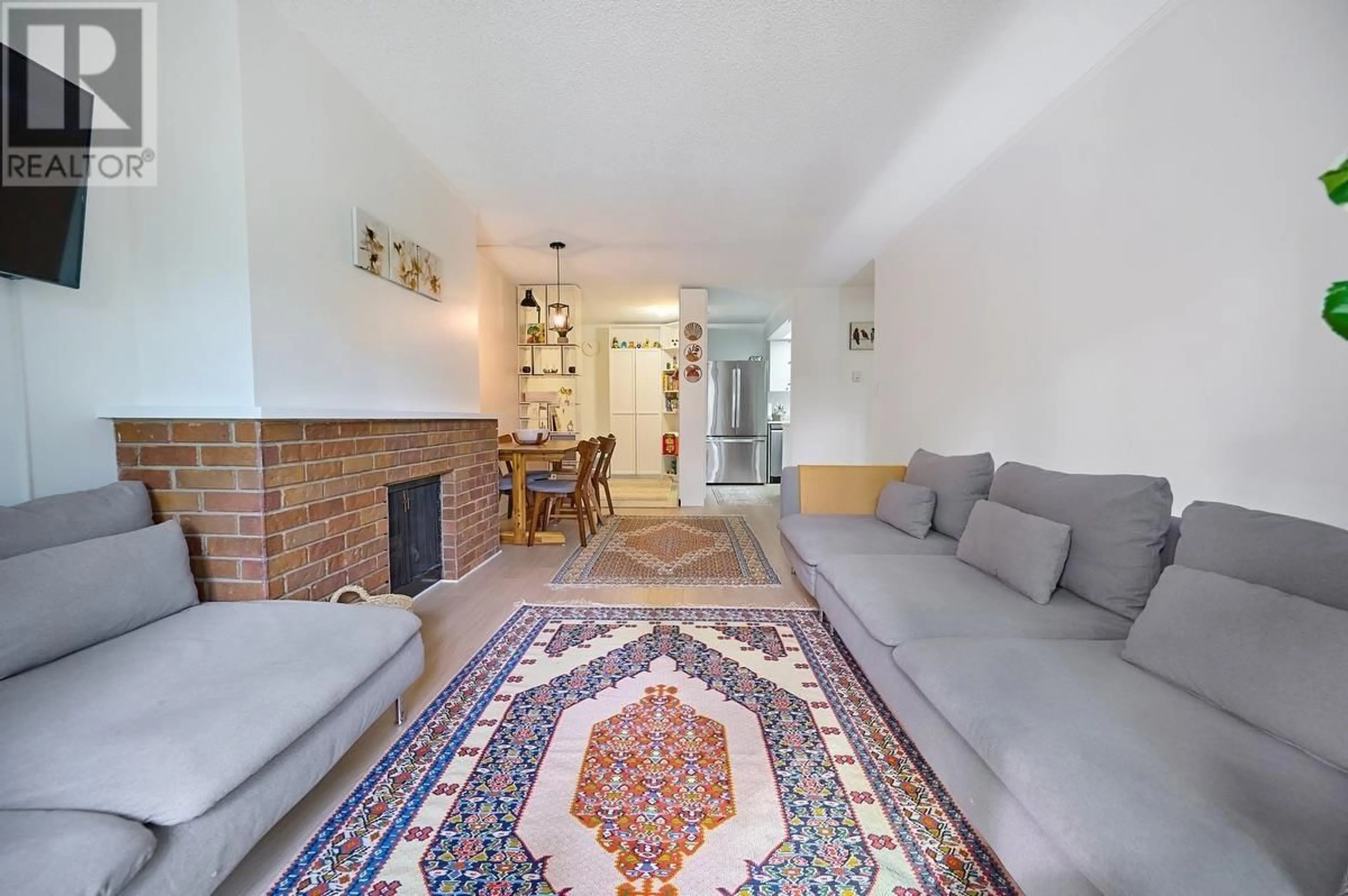 Living room with furniture, unknown for 302 - 1515 CHESTERFIELD AVENUE, North Vancouver British Columbia V7M2N5