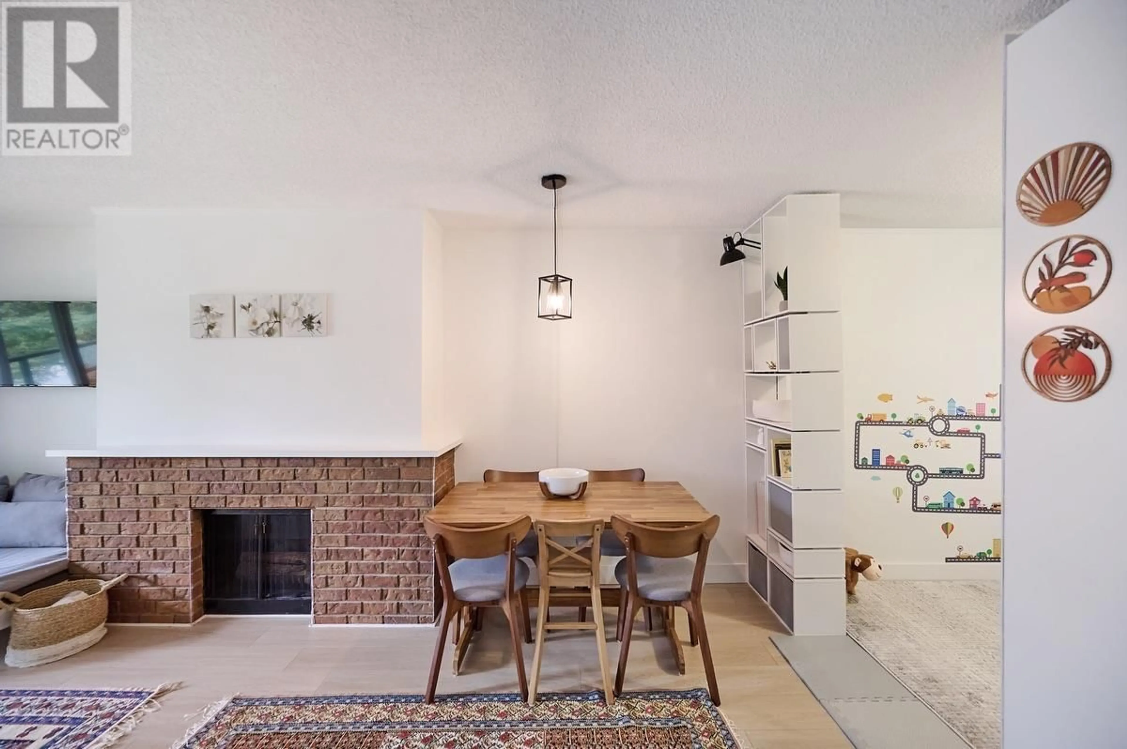 Dining room, ceramic/tile floor for 302 - 1515 CHESTERFIELD AVENUE, North Vancouver British Columbia V7M2N5