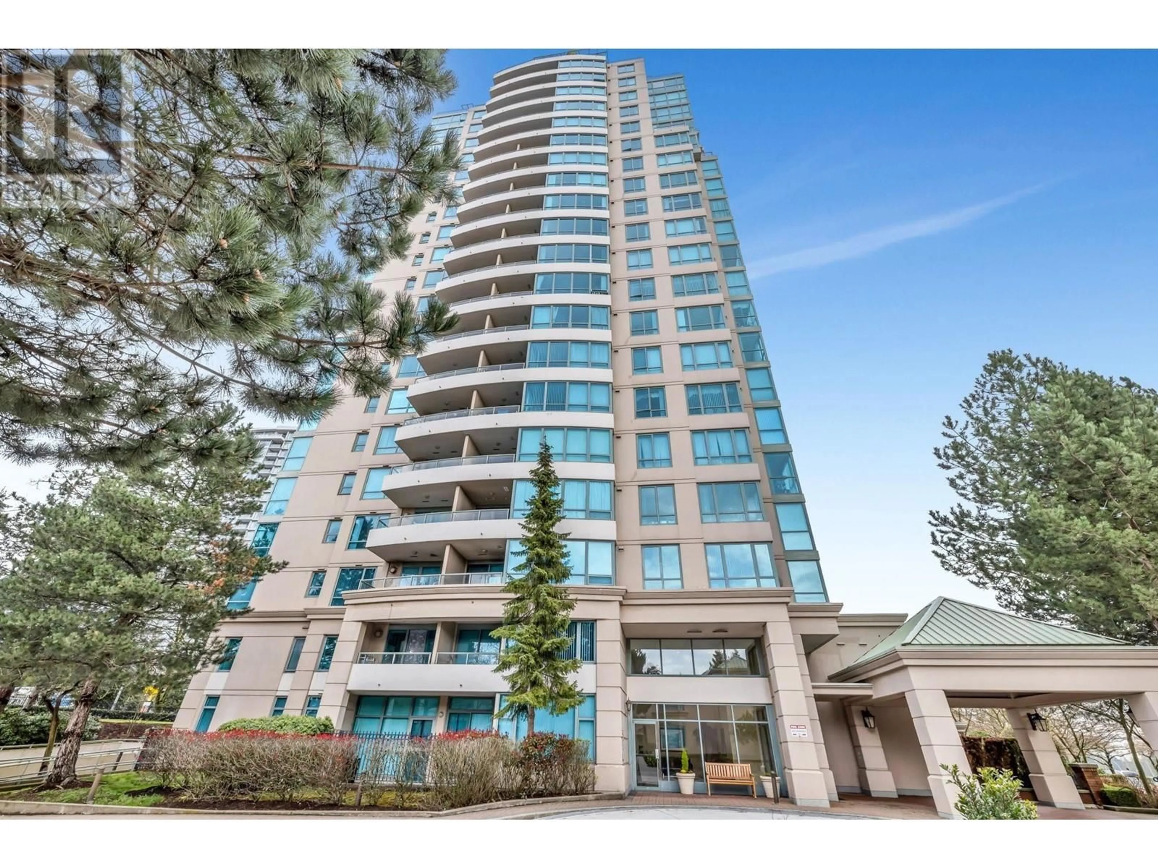 Indoor foyer for 207 - 6611 SOUTHOAKS CRESCENT, Burnaby British Columbia V5E4L5